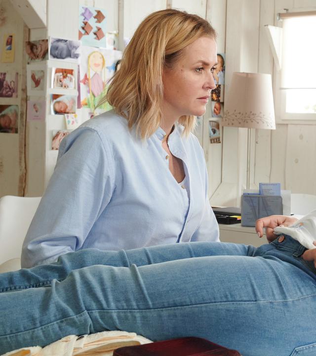 Hebamme Lena Lorenz (Judith Hoersch, l.) ist verwundert darüber, dass Flora Bergmann (Nellie Thalbach, r.) nicht von ihr untersucht werden möchte.