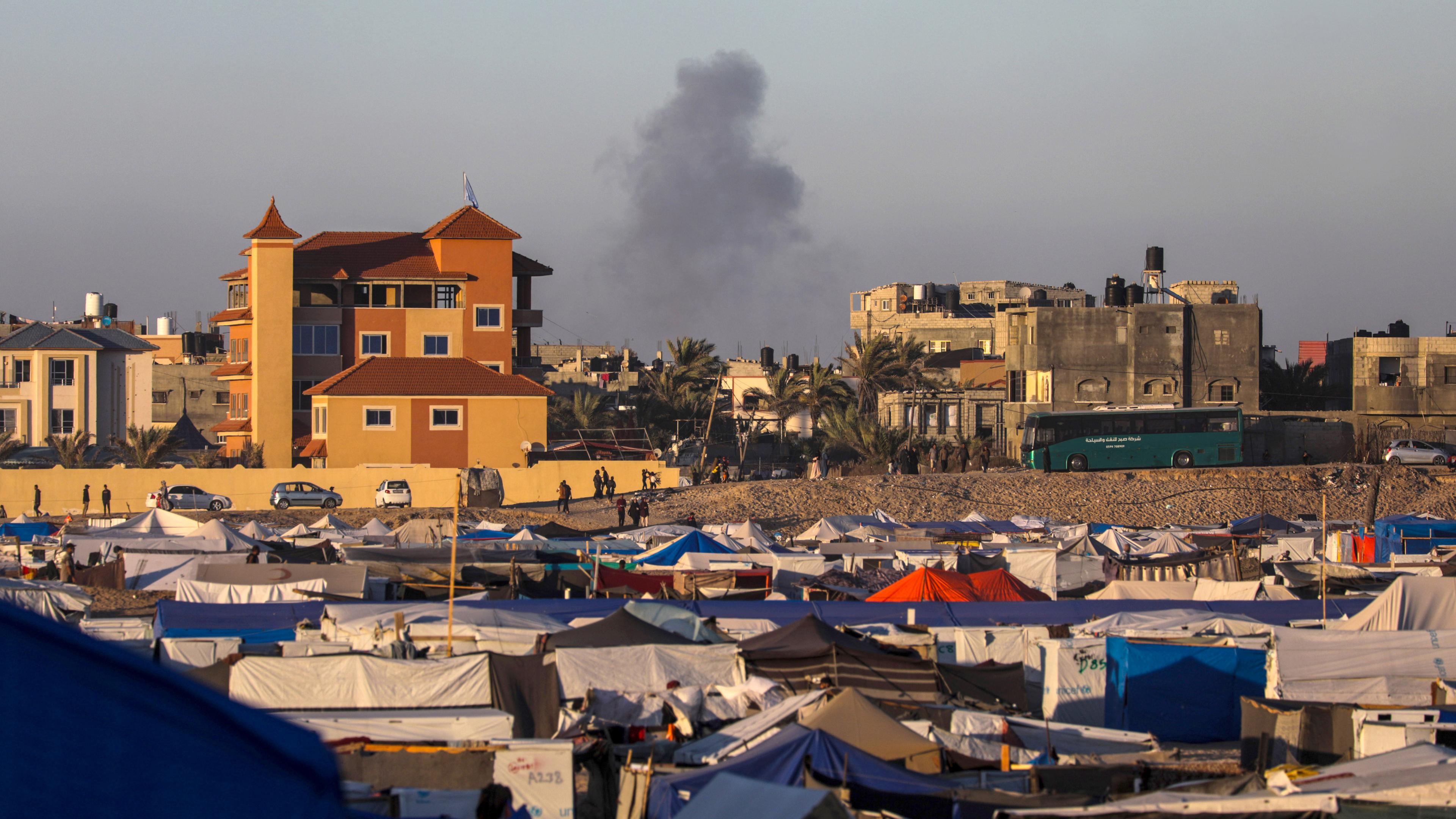 Rauch steigt nach einem israelischen Luftangriff in Rafah im südlichen Gazastreifen auf