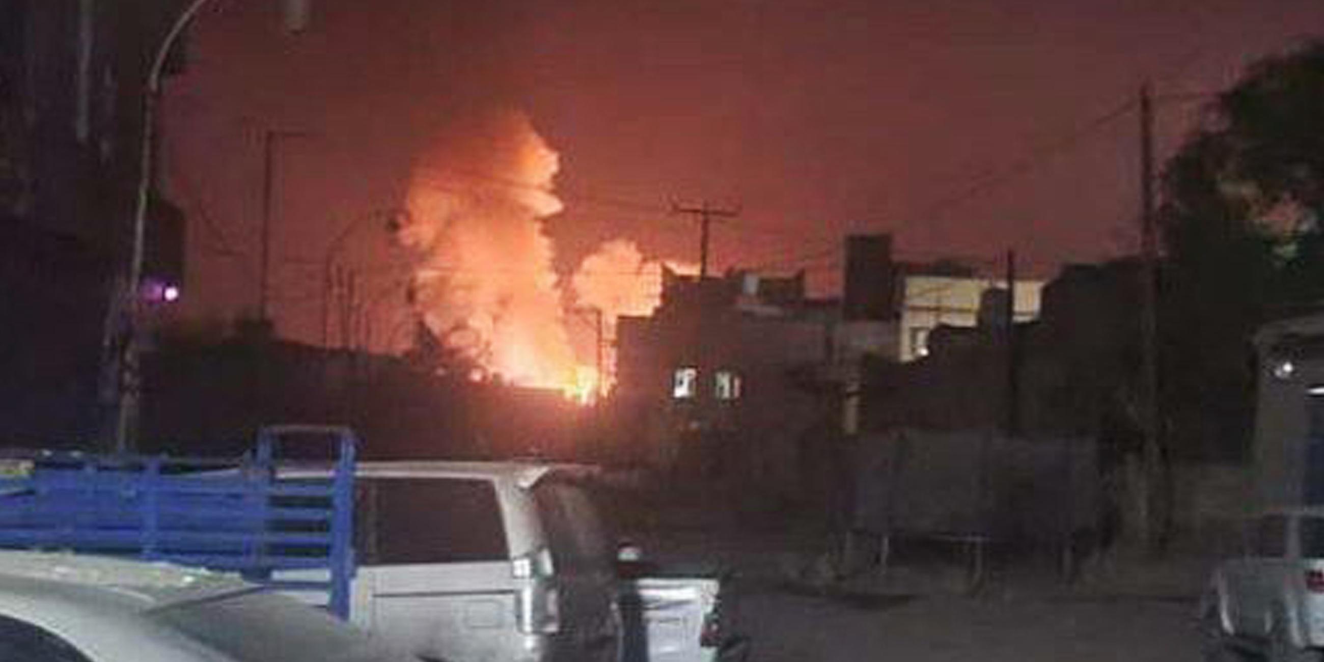 Die von der chinesischen staatlichen Nachrichtenagentur XINHUA zur Verfügung gestellte Aufnahme zeigt Feuer und Rauch nach einem Luftangriff in der Nähe von Sanaa am 12.01.2024.
