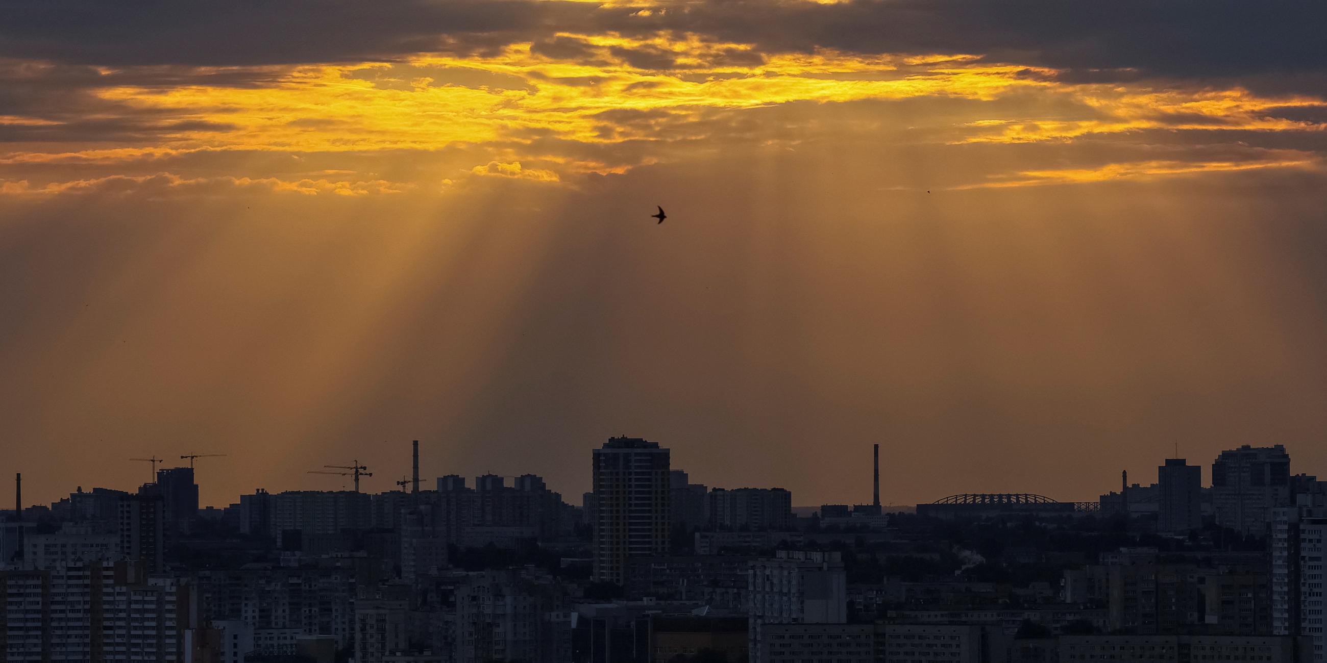 die ukrainische Hauptstadt bei Sonnenuntergang während eines Luftangriffsalarms, inmitten des russischen Angriffs auf die Ukraine, in Kiew, Ukraine, 8. Juni 2023. 