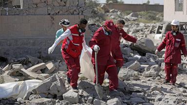 Rettungskräfte bergen eine Leiche nach dem Luftangriffe in Dhamar (Jemen) am 01.09.2019