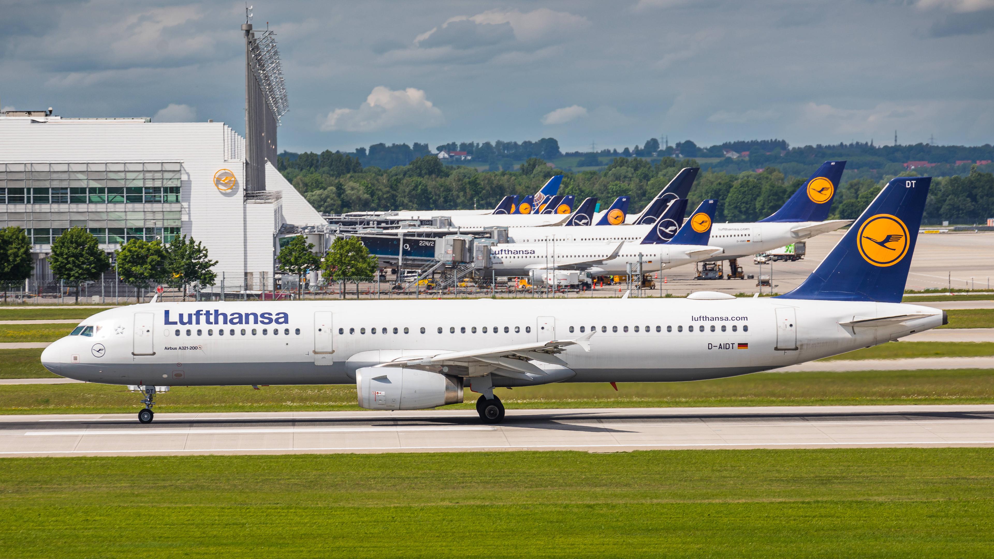 Ein Airbus A321-231 von Lufthansa ist auf dem Flughafen München gelandet, aufgenommen am 26.05.2022
