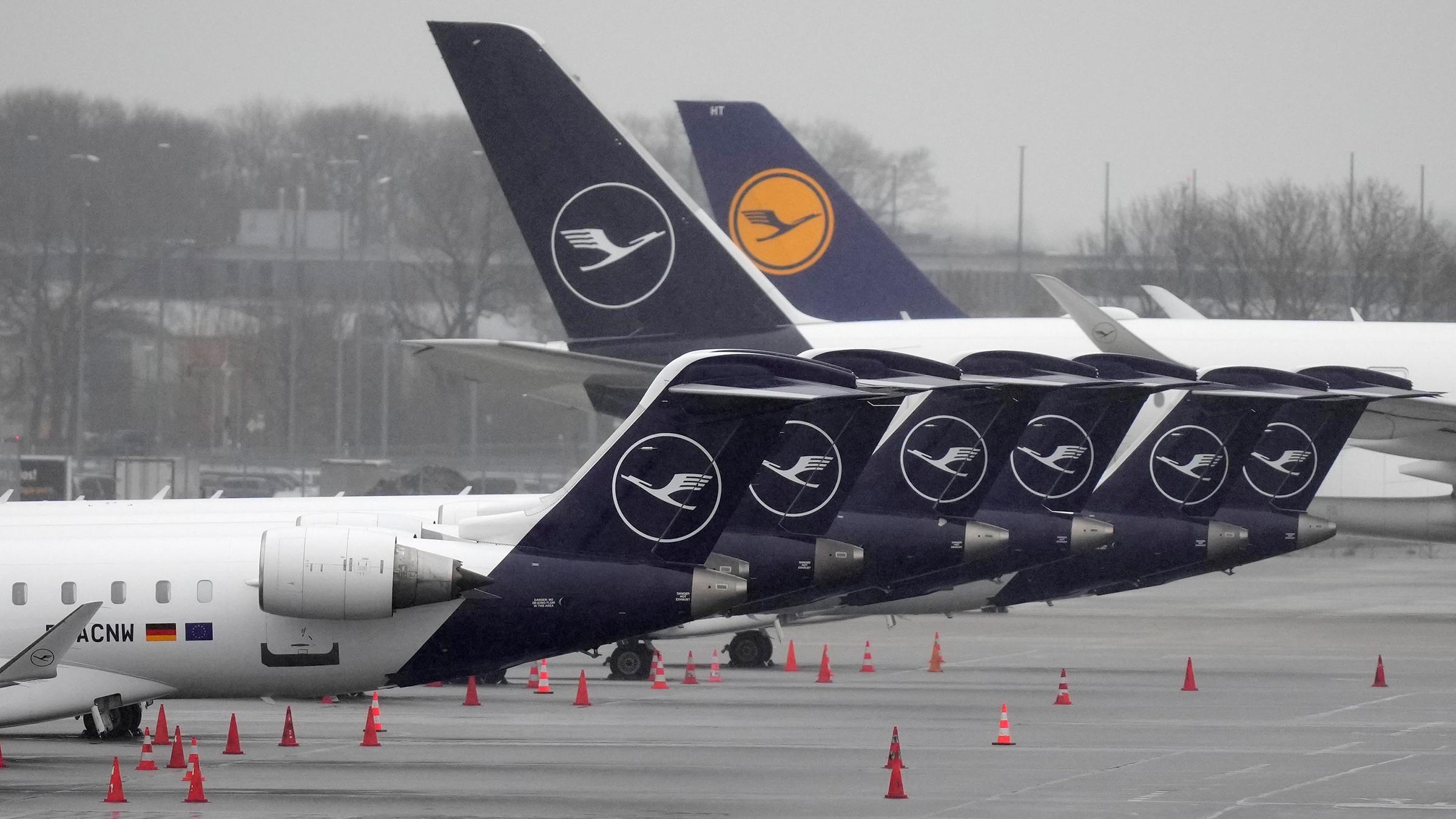 Flugzeuge der Lufthansa am Frankfurter Flughafen