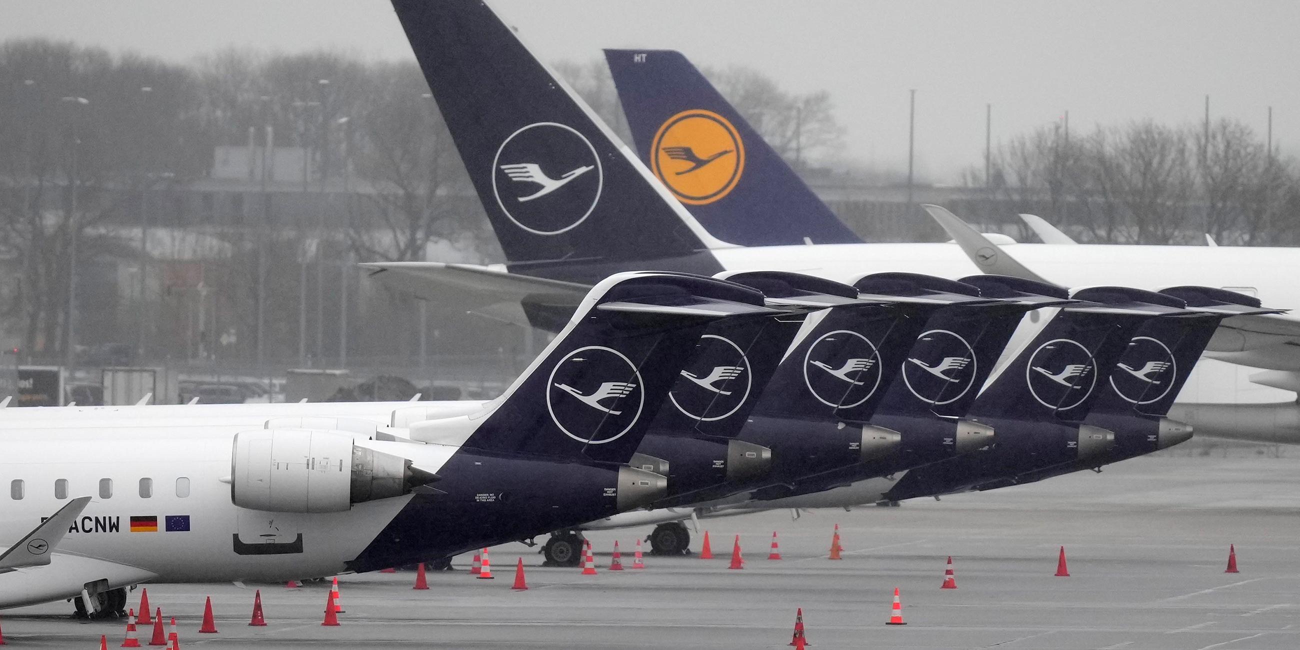 Flugzeuge der Lufthansa am Frankfurter Flughafen