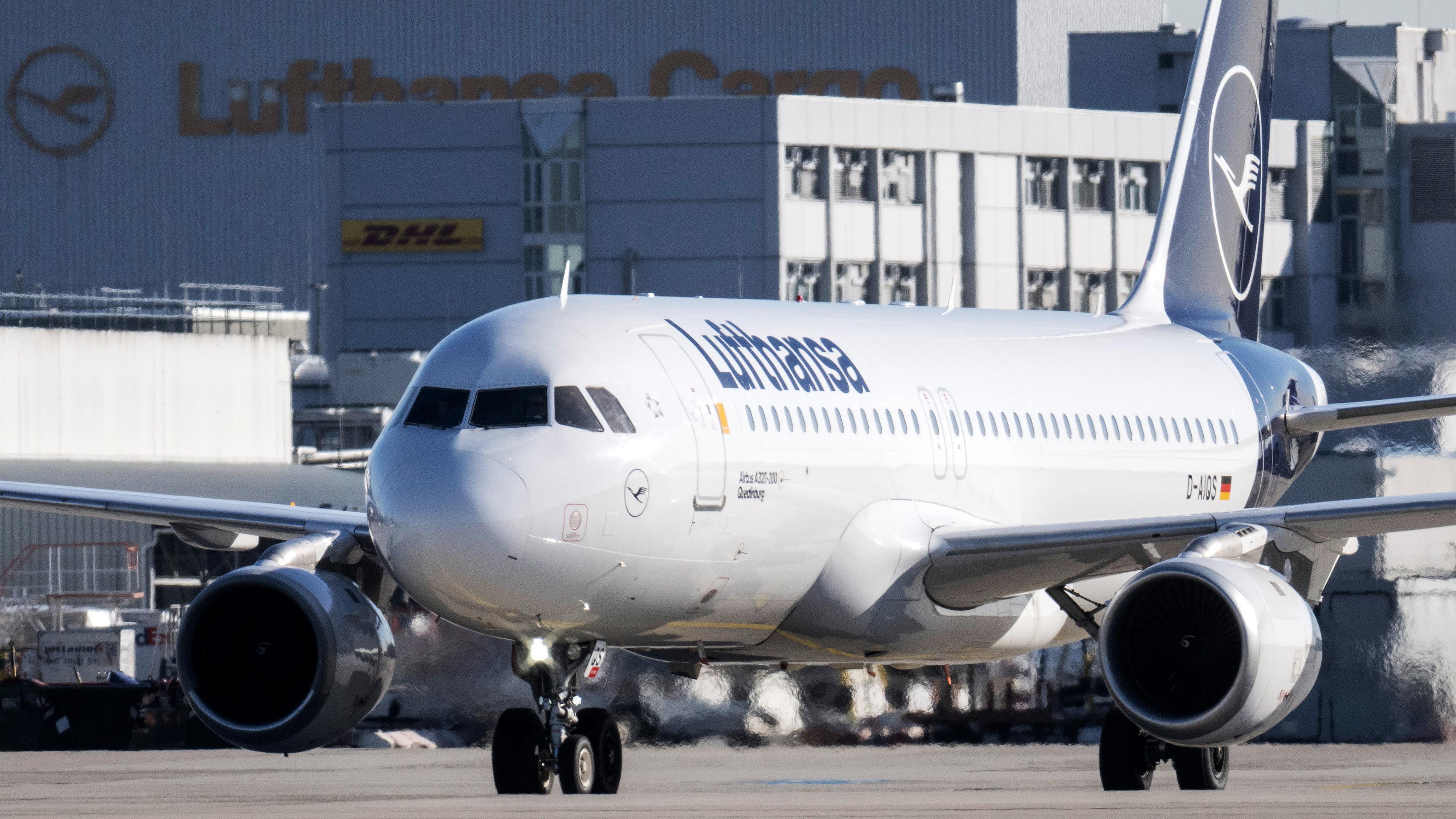 Ein Flugzeug der Lufthansa rollt auf dem Flughafen Frankfurt zum Start, aufgenommen am 28.03.2023