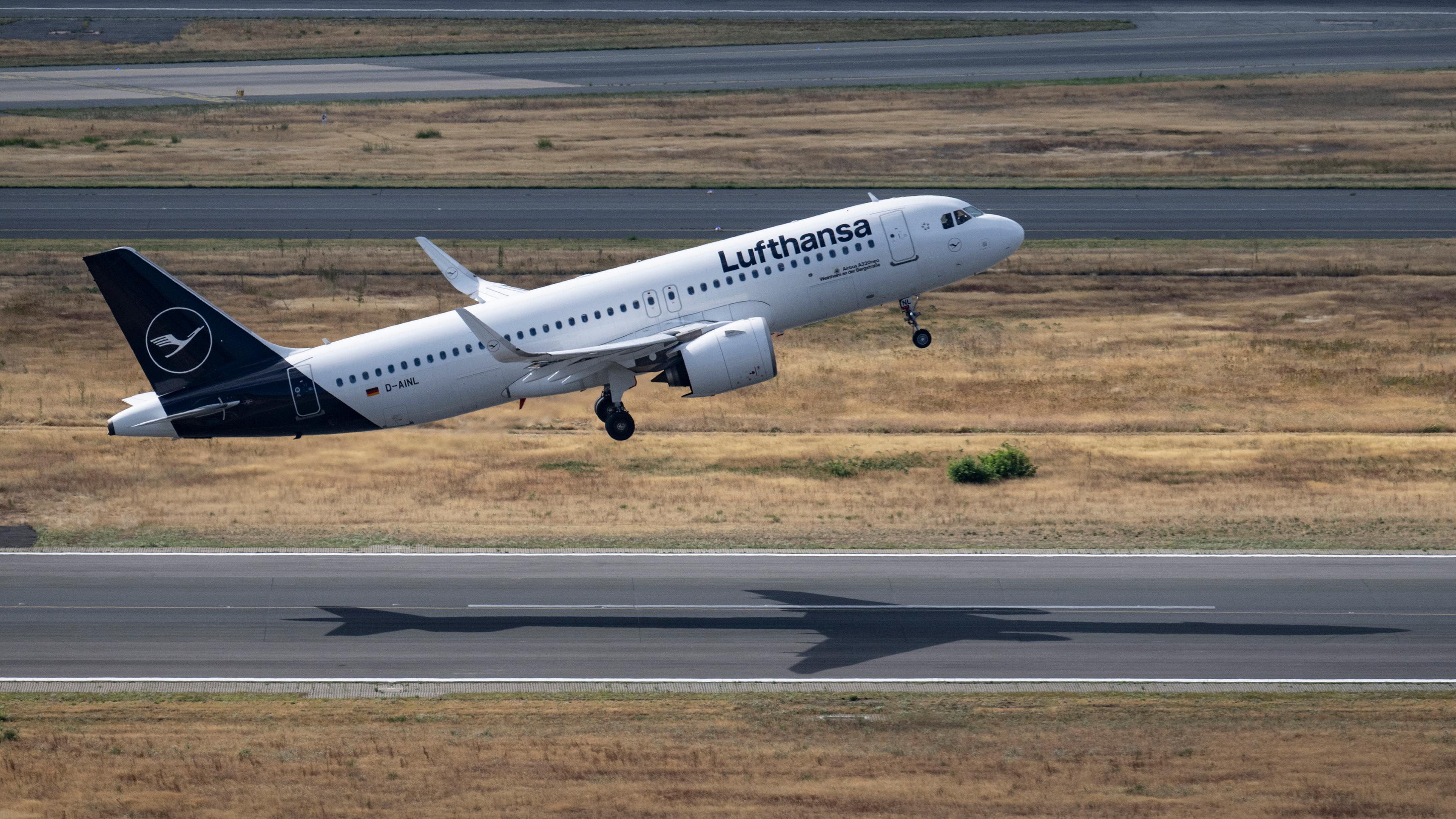 Eine Maschine der Lufthansa startet auf dem Flughafen Frankfurt