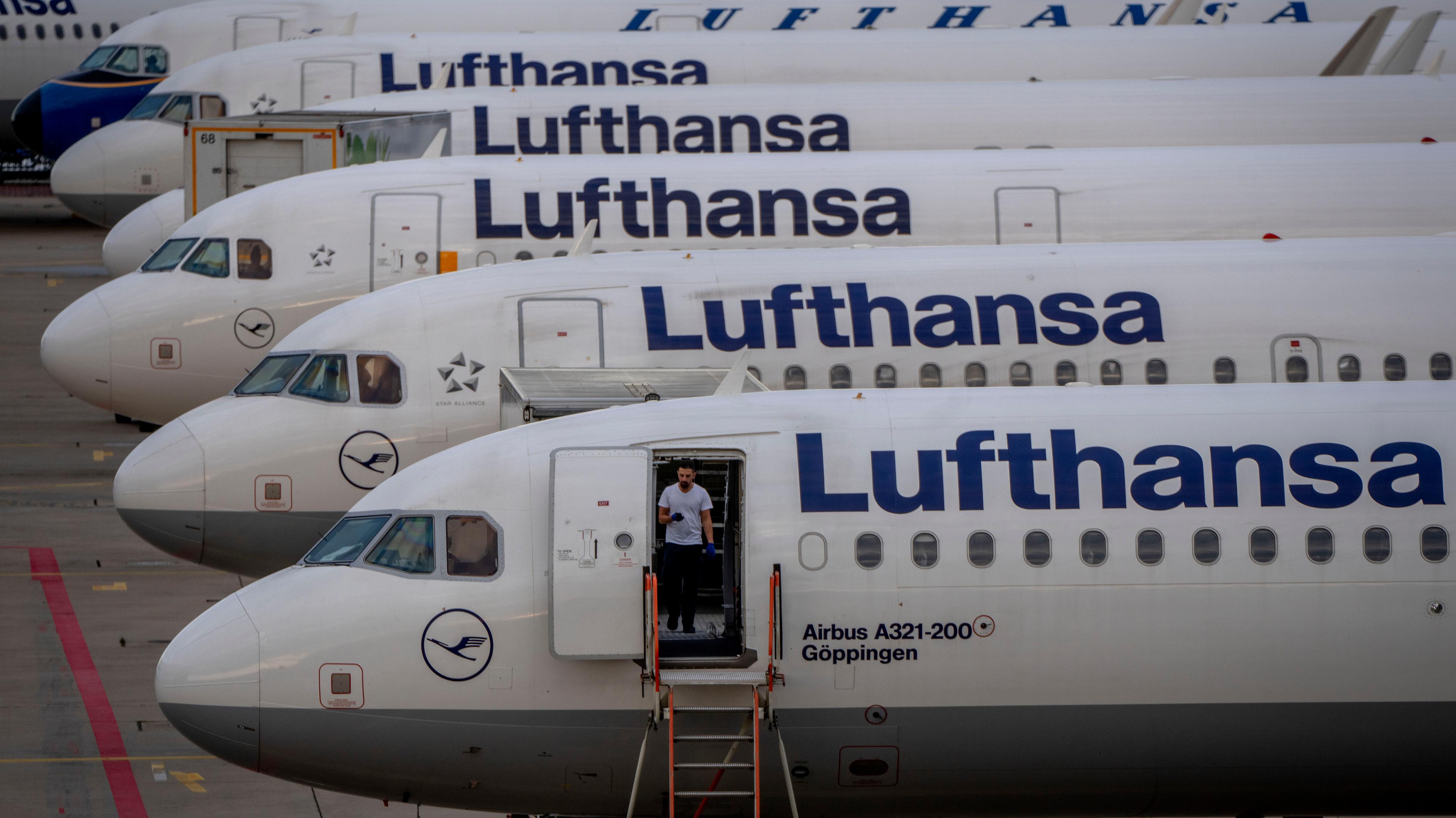 Flugzeuge der Lufthansa auf dem Flughafen in Frankfurt. 