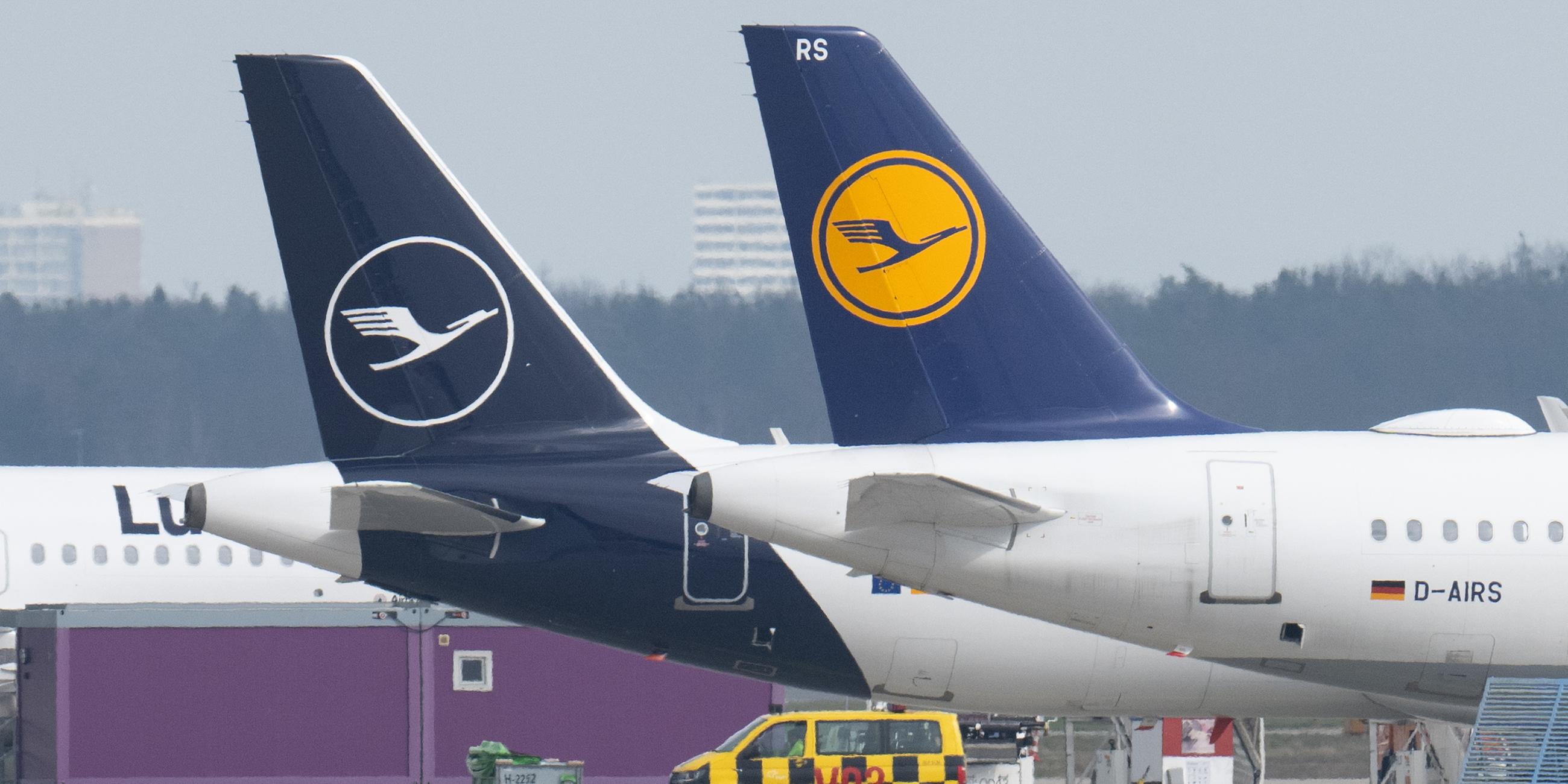 Flugzeuge der Fluggesellschaft Lufthansa stehen auf dem Rollfeld eines Flughafens.