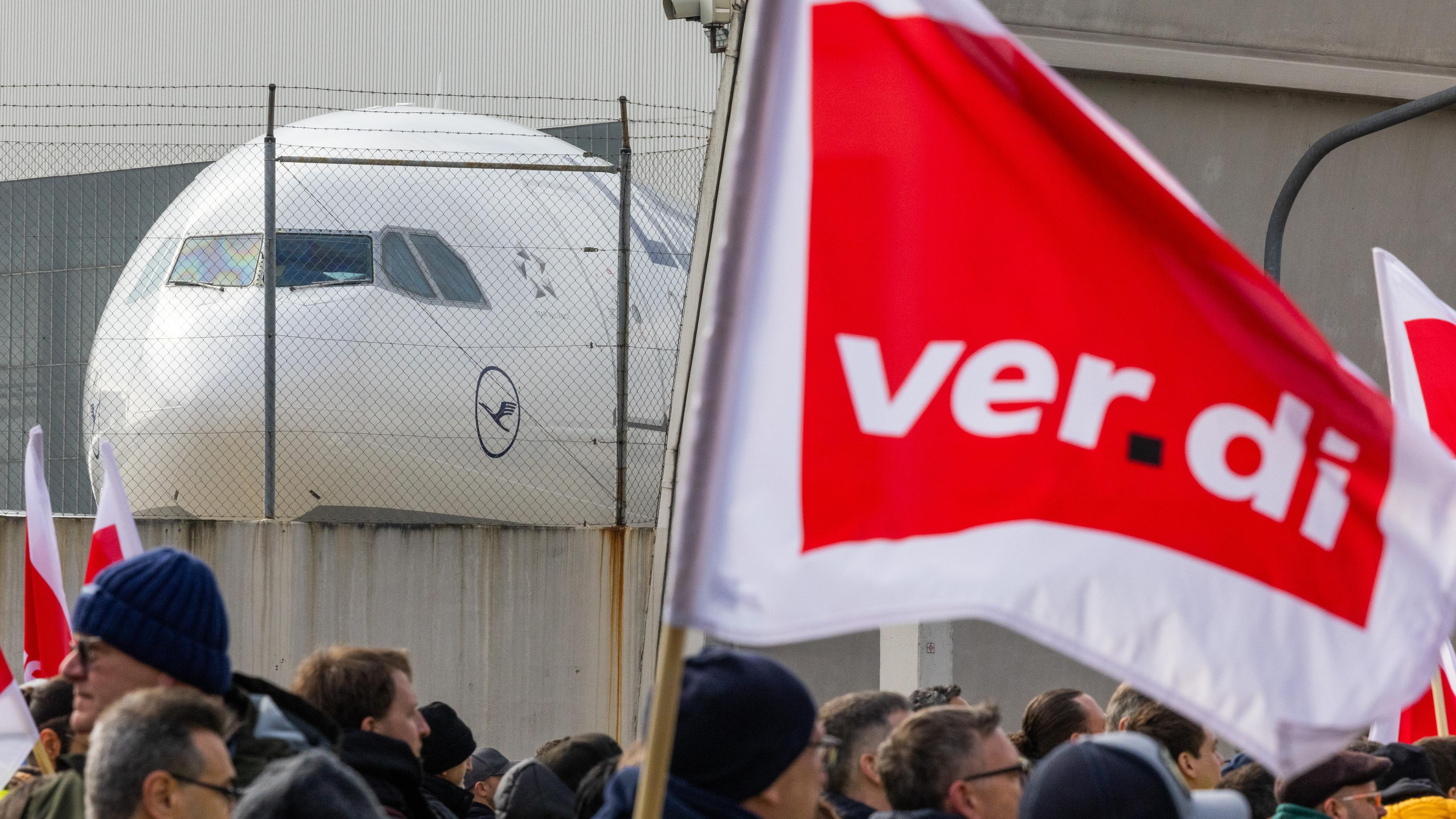 Ein Protestzug von Streikenden zieht mit Bannern und Verdi-Fahnen zum Lufthansa Aviation Center.