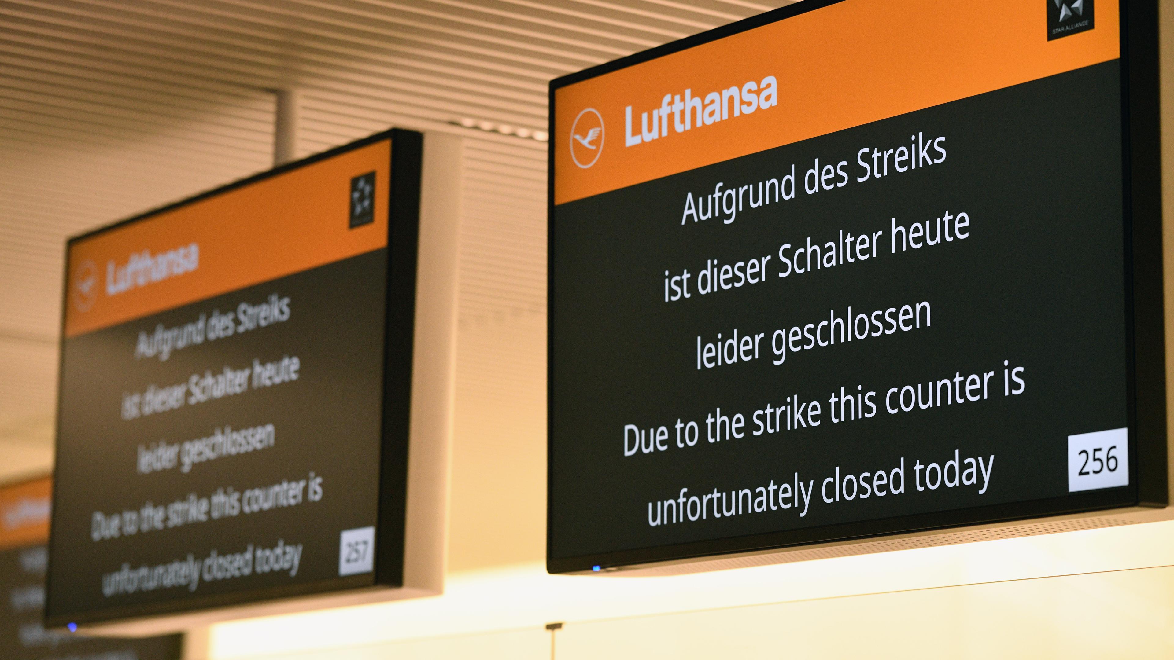 Hessen, Frankfurt/Main: Auf einem Display wird angezeigt, dass ein dahinter liegender Lufthansa Schalter aufgrund eines Streiks geschlossen ist.