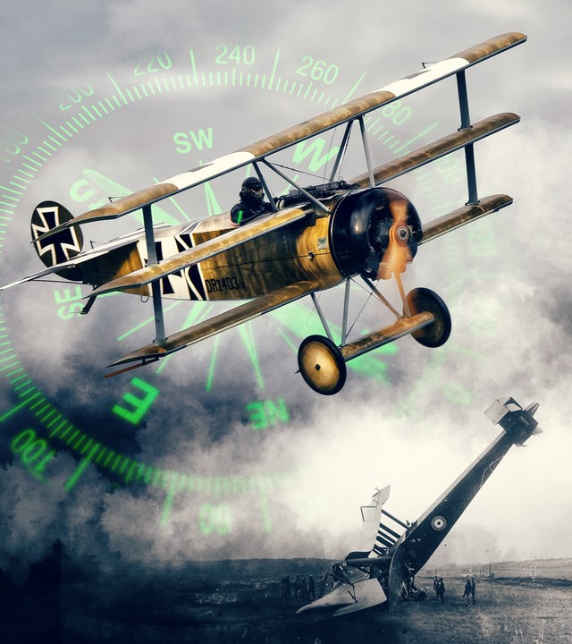 Montage: Ein Dreidecker vom Typ "Fokker Dr.I" fliegt über einem abgestürzten Flugzeug. Im Hintergrund ist ein grüner Kompass mit Himmelsrichtungen und Gradangaben zu sehen.