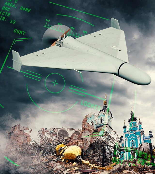 Eine militärische Drohne fliegt über einem zerstörten Stadtgebiet. An der Seite steht eine beschädigte Kirche neben einem Trümmerhaufen. Im Hintergrund liegt eine digitale grüne Zielgrafik.