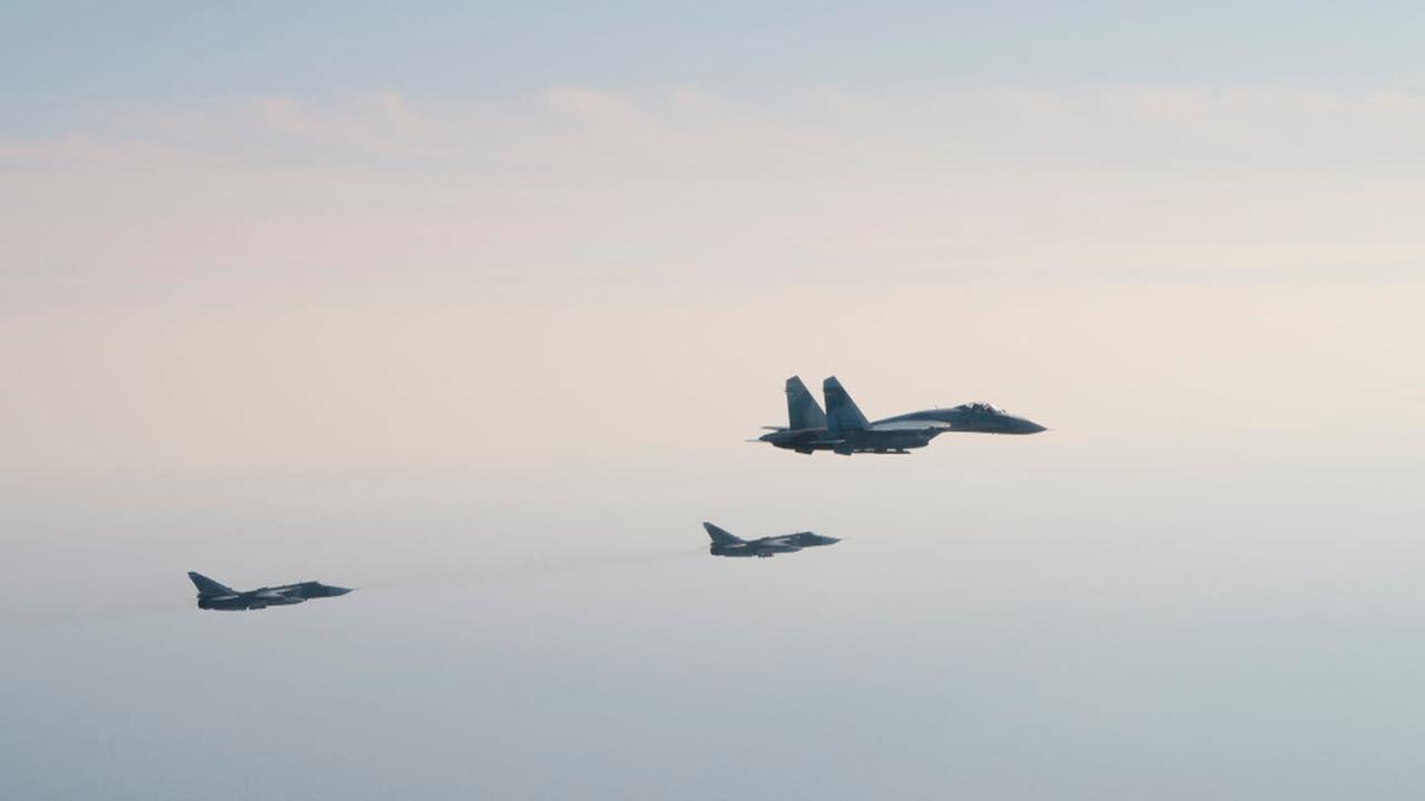 Schweden, Gotland: Ein Blick auf russische Kampfjets, die den Luftraum östlich von Gotland, Schweden, verletzen. Schweden sagt, dass vier russische Kampfjets am Mittwoch seinen Luftraum über der Ostsee verletzt haben. (Symbolbild)
