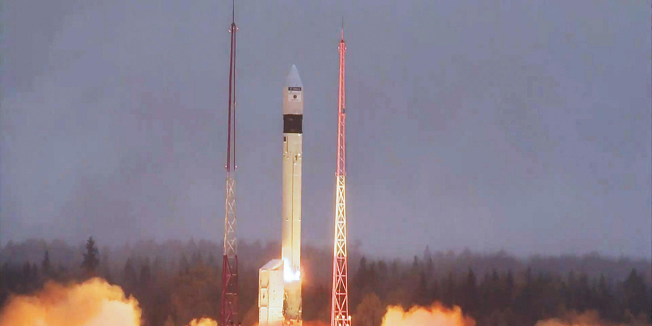 Archiv: Ein von der Europäischen Weltraumbehörde ESA zur Verfügung gestelltes Foto vom 13.10.2017 zeigt, wie eine Rockot-Trägerrakete mit dem Umweltsatelliten Sentinel-5P vom Weltraumbahnhof Plessezk in Russland abhebt