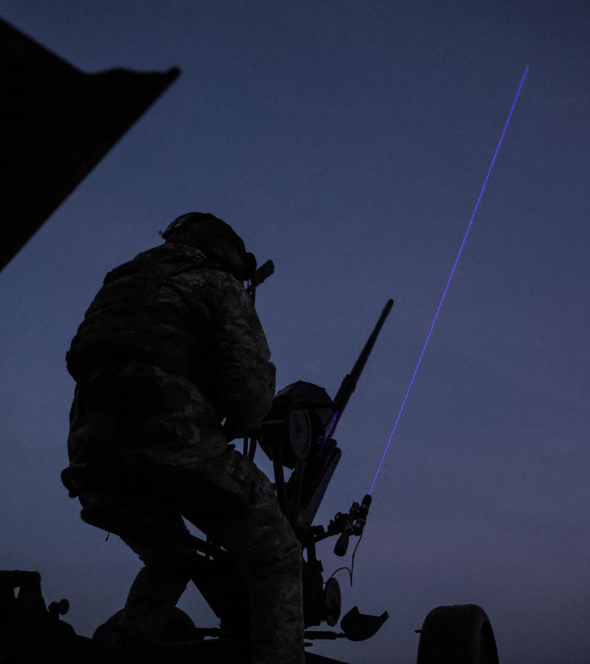 Archiv: Ein ukrainischer Soldat der 241. Brigade der Territorialen Verteidigungskräfte testet ein Laserzielgerät nach einem Luftangriffsalarm in der Region Kiew, Ukraine, 29.12.2023.