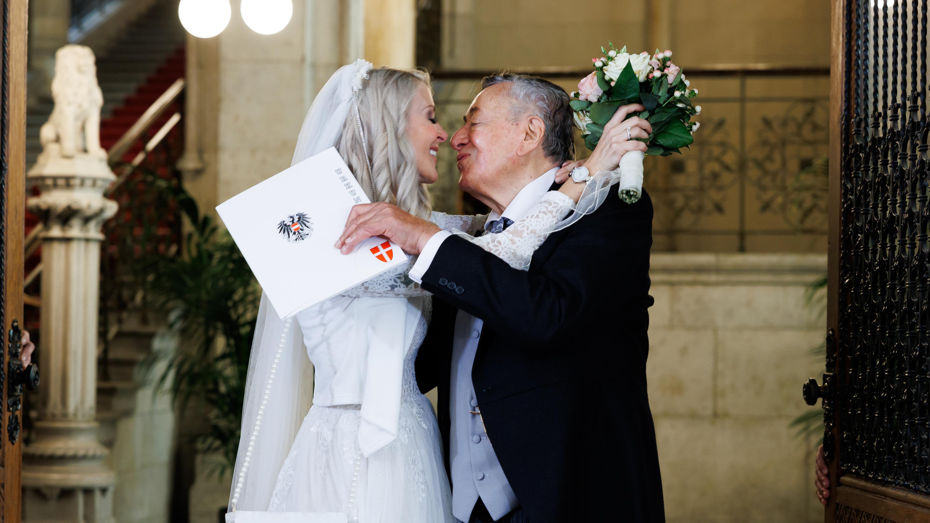 Unternehmer Richard Lugner küsst Simone Reiländer bei ihrer Trauung im Wiener Rathaus