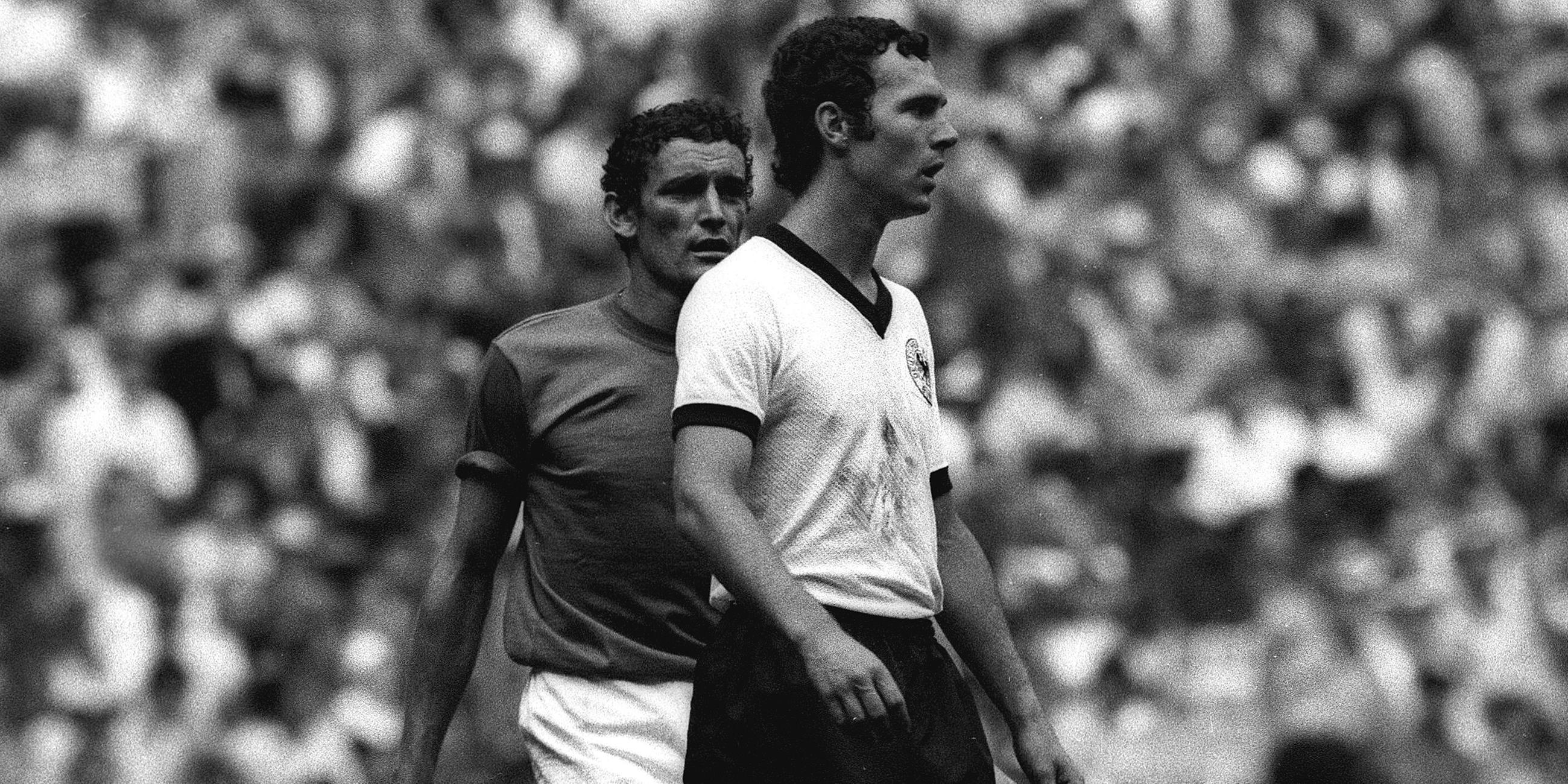 Franz Beckenbauer (vorn, BR Deutschland) vor Luigi Riva (Italien) Fußball WM Herren Weltmeisterschaft 1970.