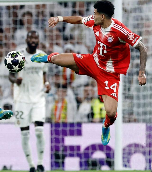 Real Madrids Verteidiger Alvaro Carreras und Bayerns Stürmer Luis Diaz kämpfen um den Ball