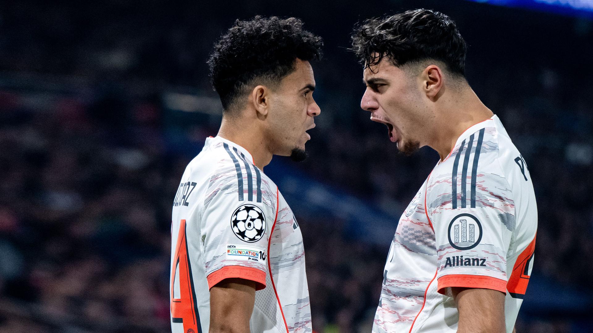 Luis Diaz und Aleksandar Pavlovic jubeln über das Tor zum 0:1.