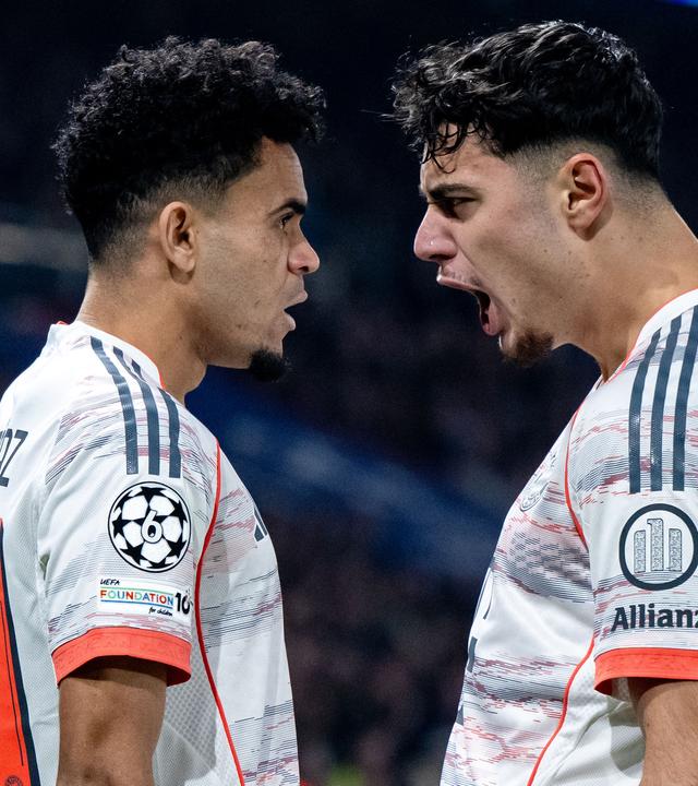 Luis Diaz und Aleksandar Pavlovic jubeln über das Tor zum 0:1.