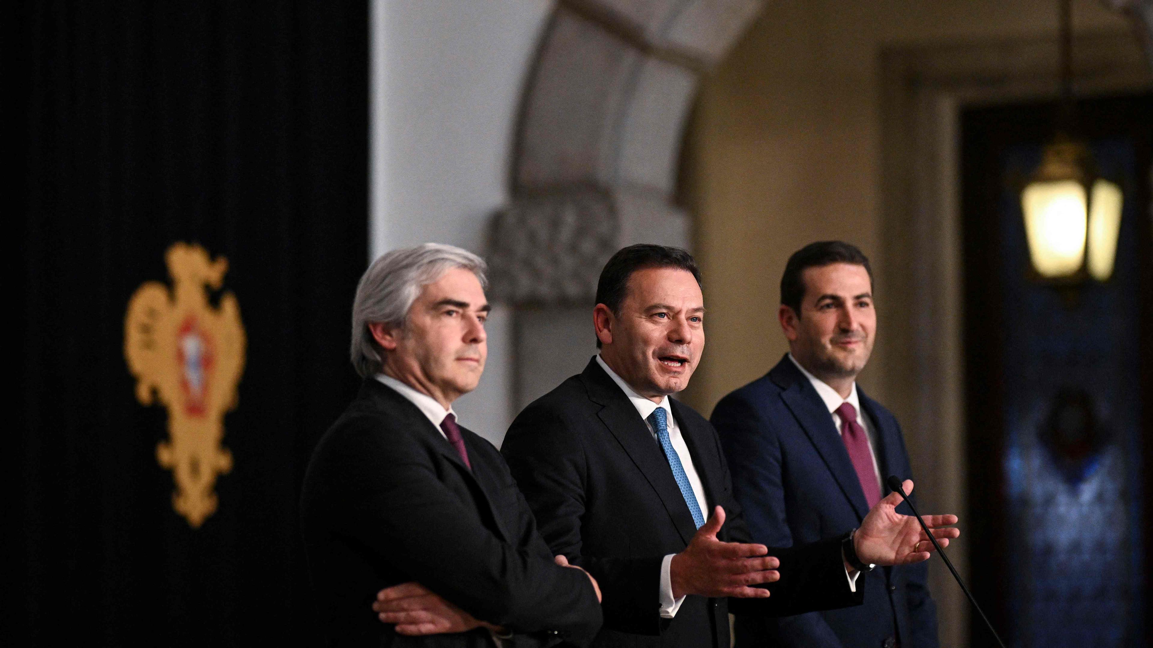 Luis Montenegro (Mitte) wird neuer Ministerpräsident Portugals