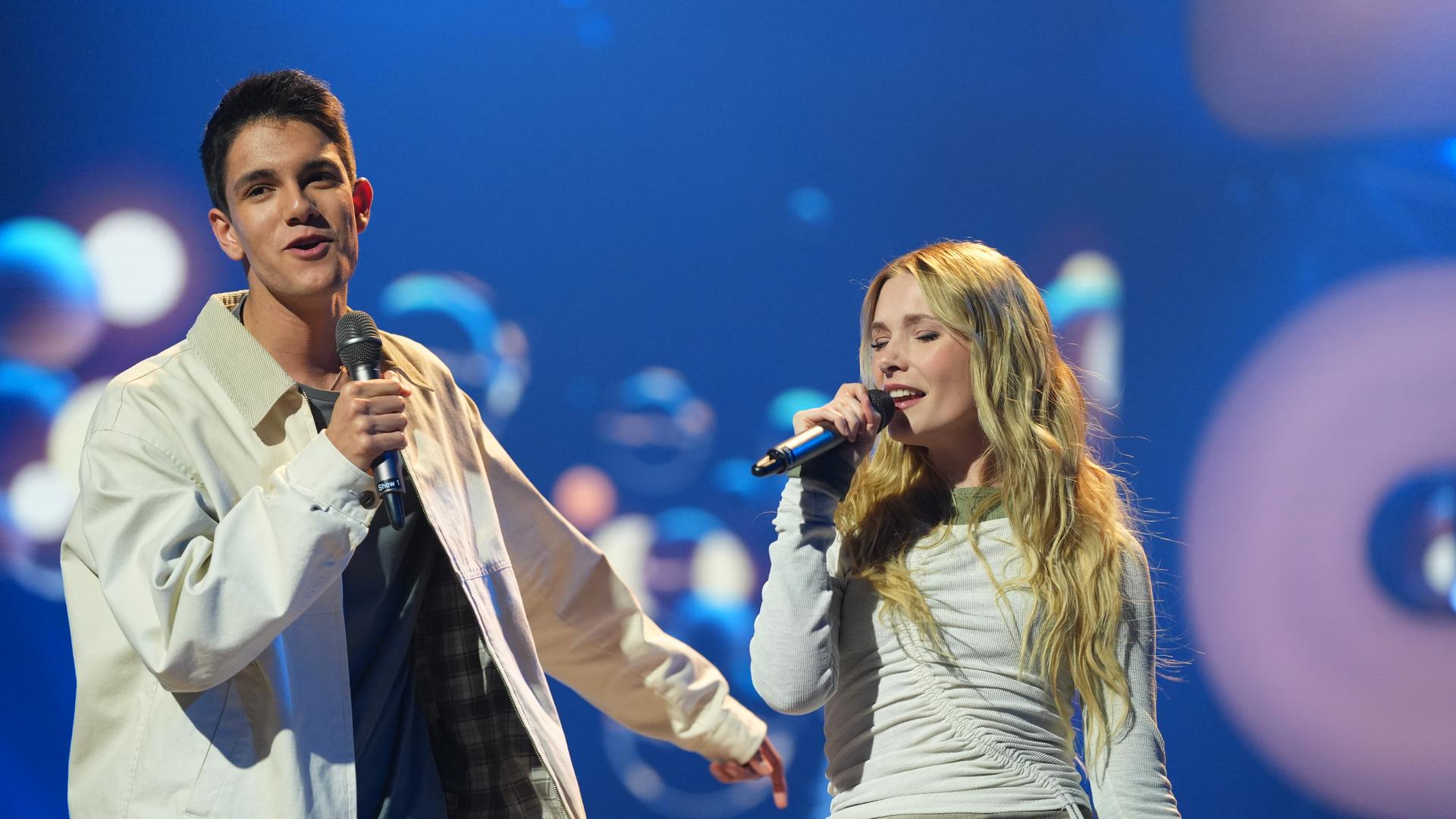 Luis und Ester Graf performen auf der "Dein Song" Bühne ihren Song.