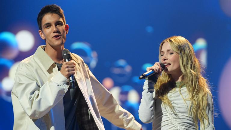 Luis und Ester Graf performen auf der "Dein Song" Bühne ihren Song.