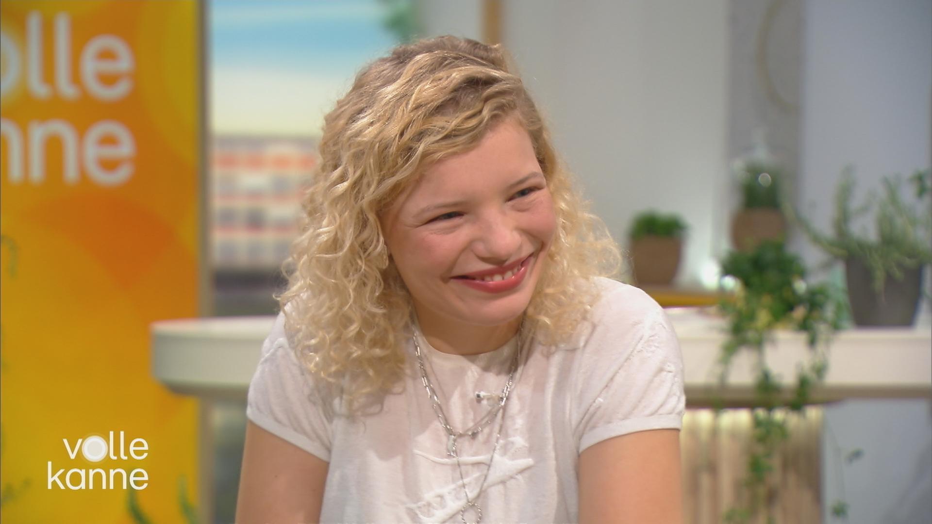 Luisa-Céline Gaffron am "Volle Kanne"-Frühstückstisch.