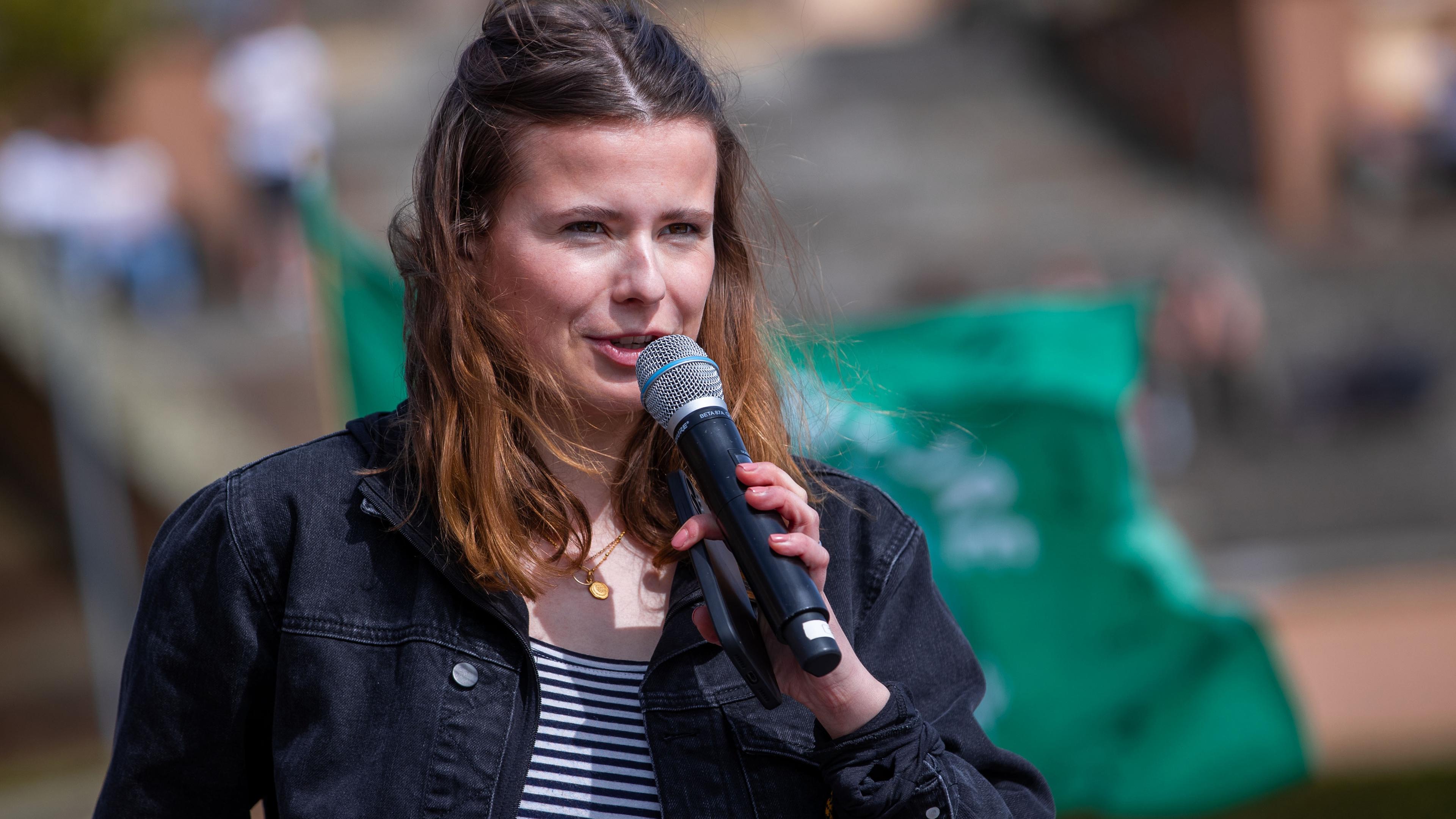 Die deutsche Klimaaktivistin Luisa Neubauer spricht bei einer Protestaktion von Fridays for Future.