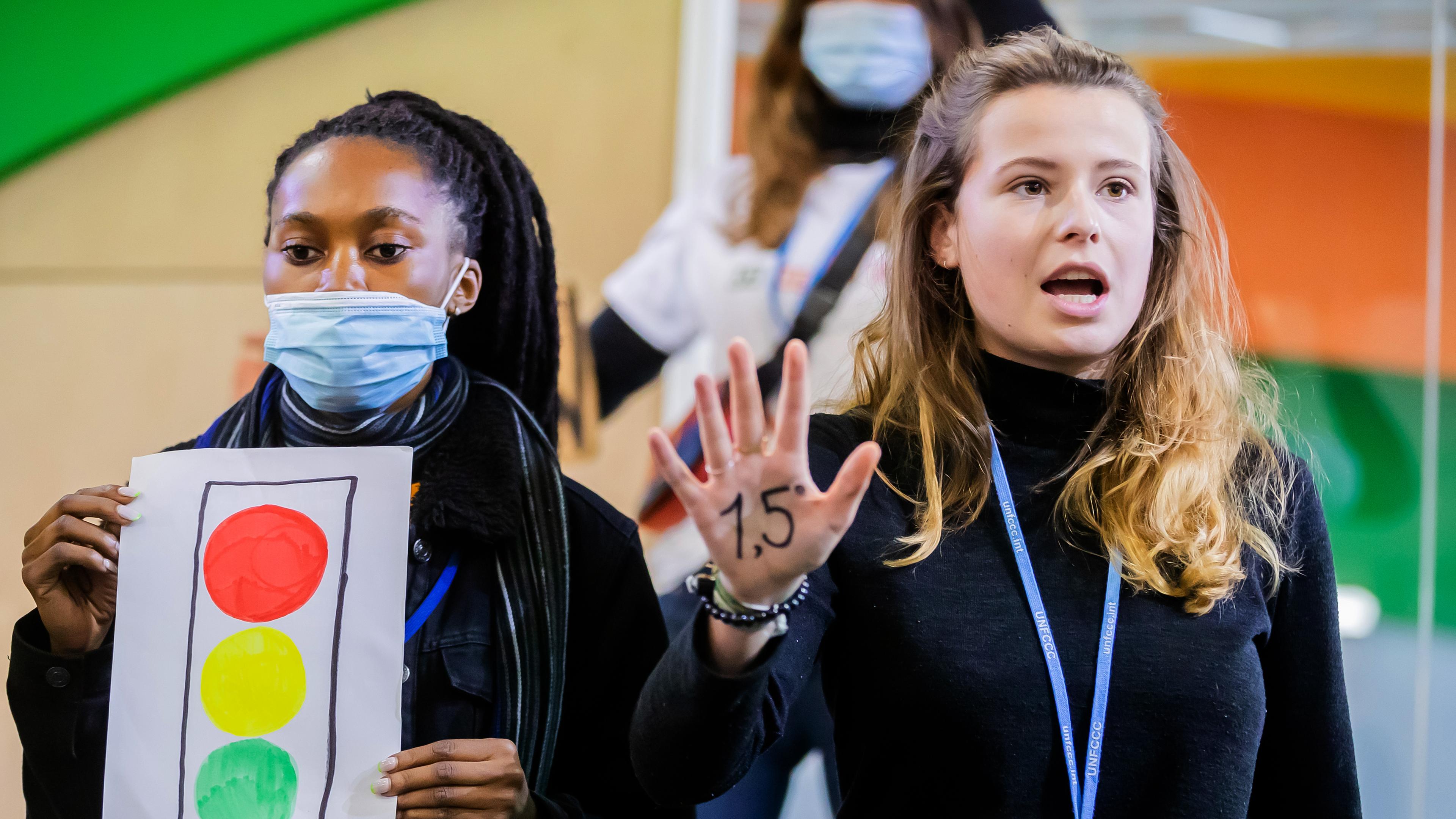 Zwei junge Frauen protestieren beim UN-Gipfel in Glasgow.