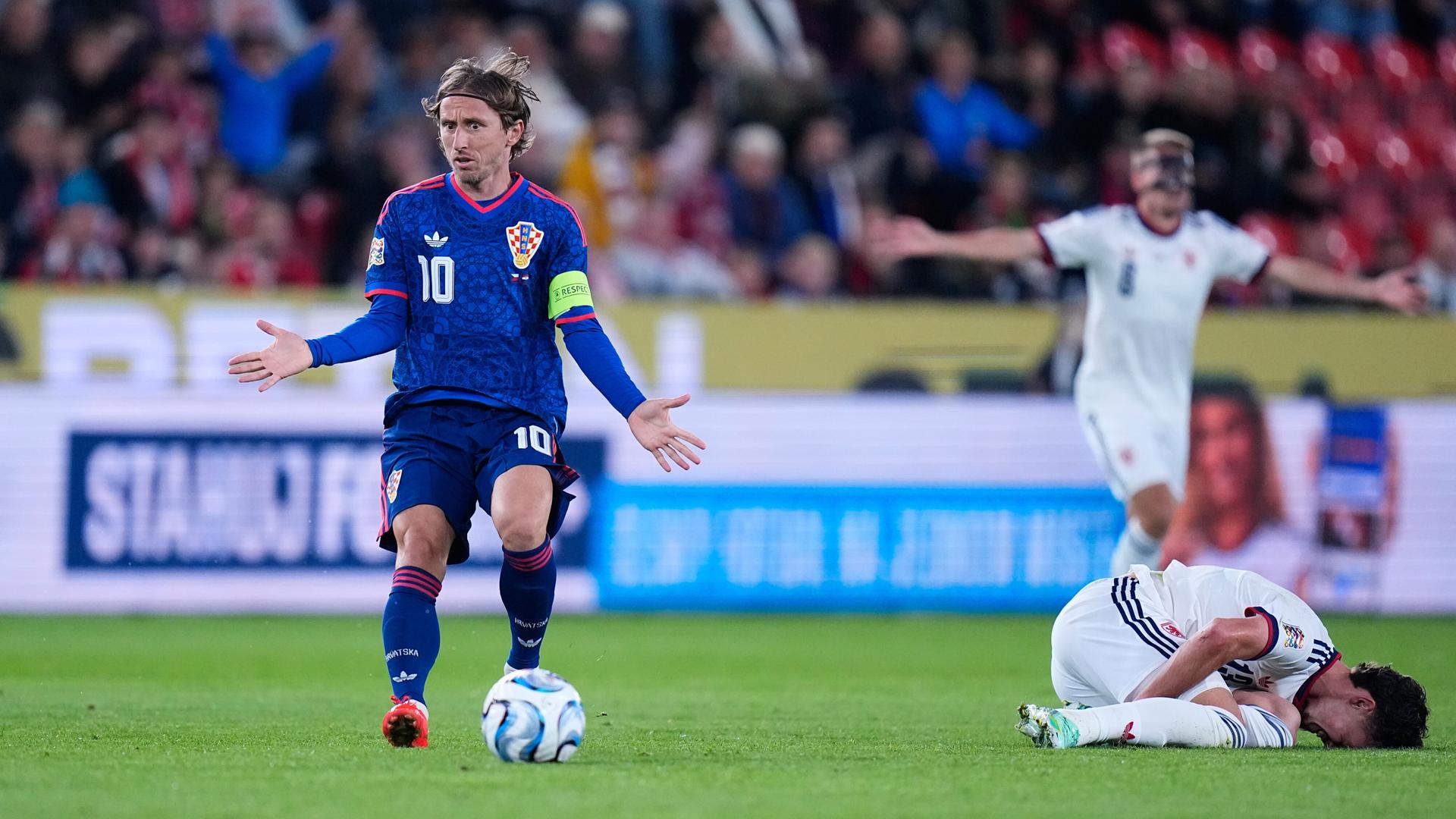 Luka Modric (Kroatien) reagiert. 