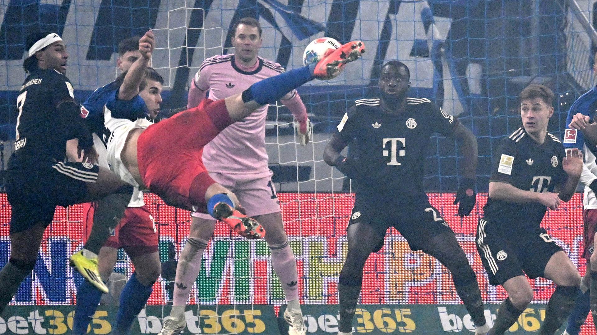 Hamburgs Innenverteidiger Luka Vuskovic erzielt per Seitfallzieher den Ausgleichstreffer zum 2:2 in der Bundesligapartie des Hamburger SV gegen den FC Bayern München