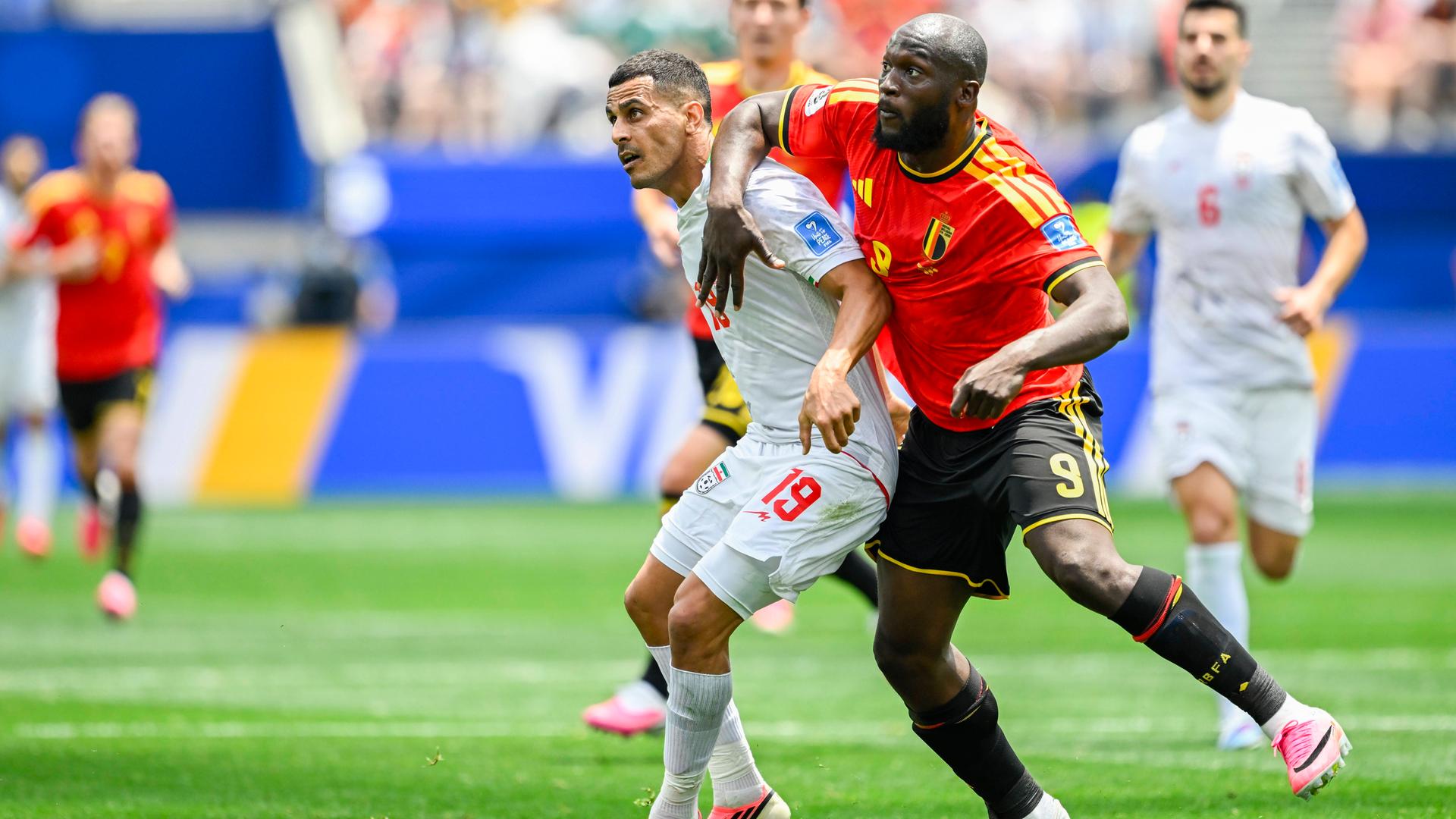 Der belgische Nationalspieler Romelu Lukaku versucht sich im Zweikampf gegen seinen iranischen Kontrahenten Ali Nemati durchzusetzen
