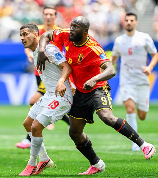 Der belgische Nationalspieler Romelu Lukaku versucht sich im Zweikampf gegen seinen iranischen Kontrahenten Ali Nemati durchzusetzen
