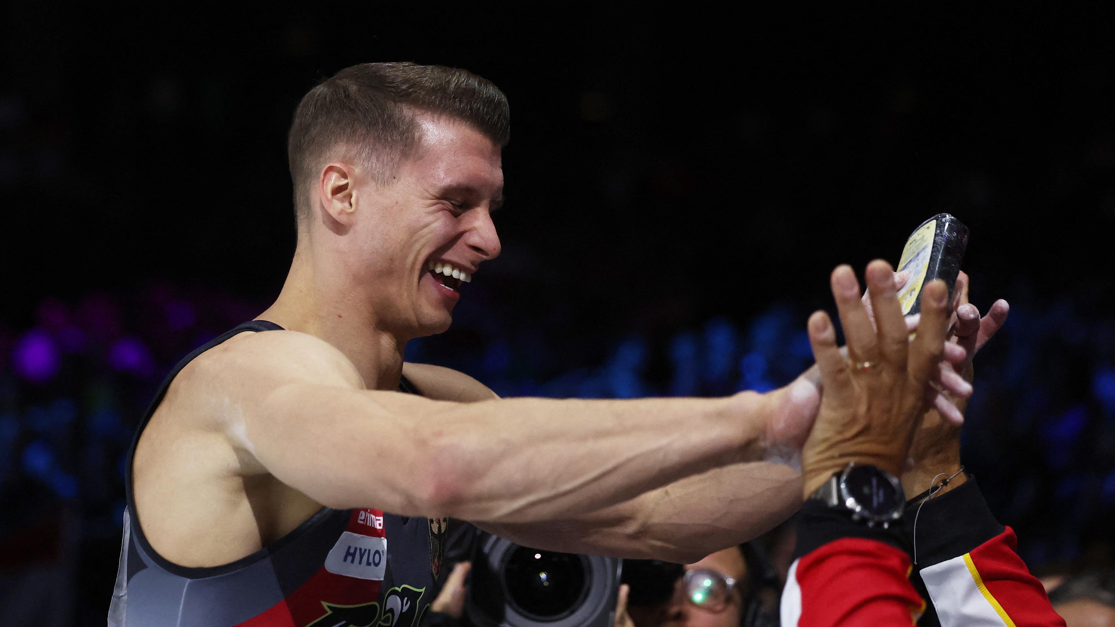 Lukas Dauser jubelt nach seiner Kür am Barren bei der Turn-WM in Antwerpen am 08.10.2023.