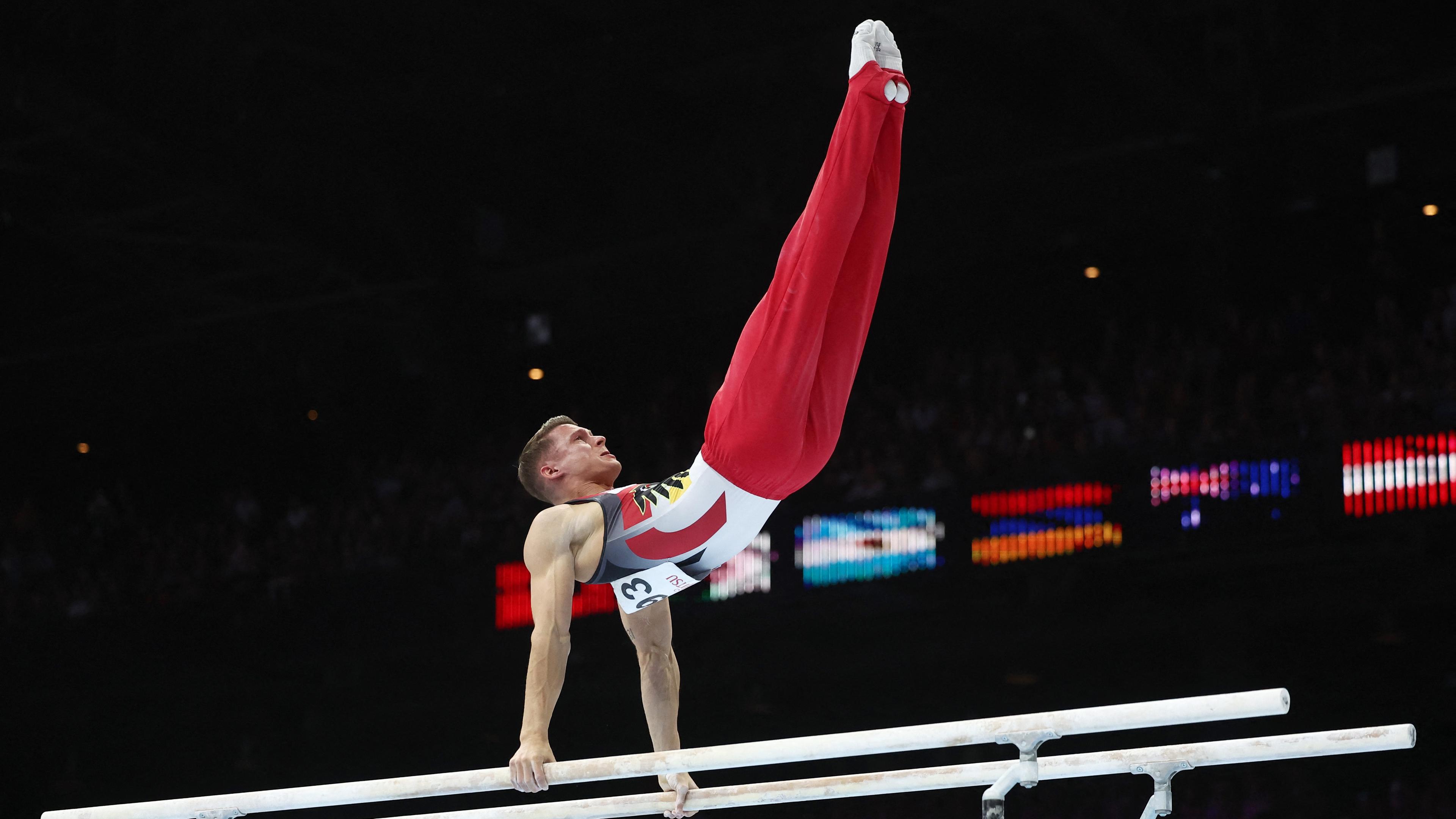 Lukas Dauser turnt am Barren bei der Turn-WM in Antwerpen am 08.10.2023.