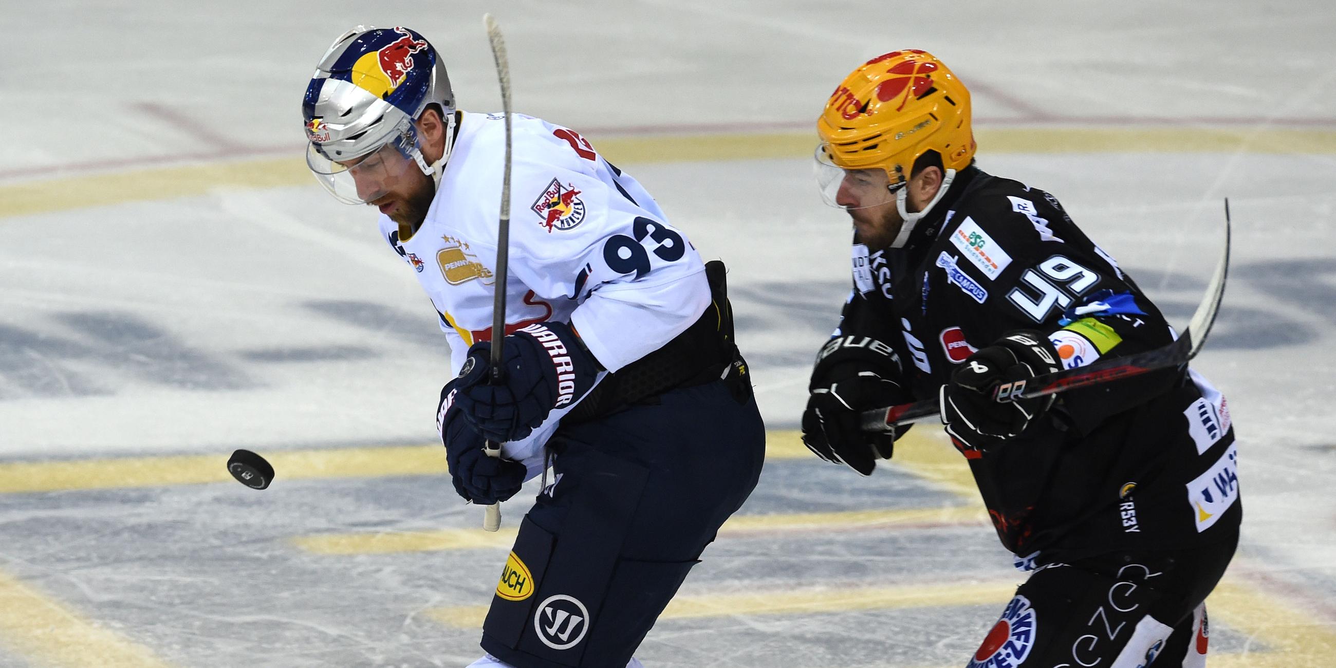Eishockey-Spieler Lukas Kälble (rechts im Bild) kämpft mit Maximilian Kastner um den Puck.
