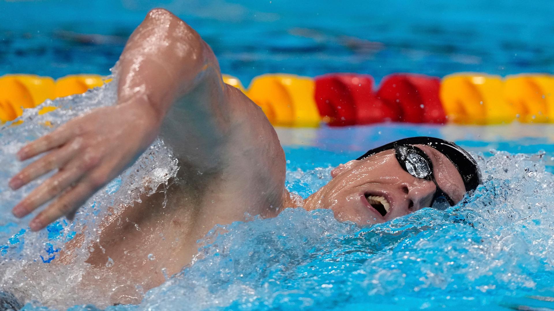 Lukas Märtens (Deutschland) nimmt an den 800-Meter-Freistil-Vorläufen teil.