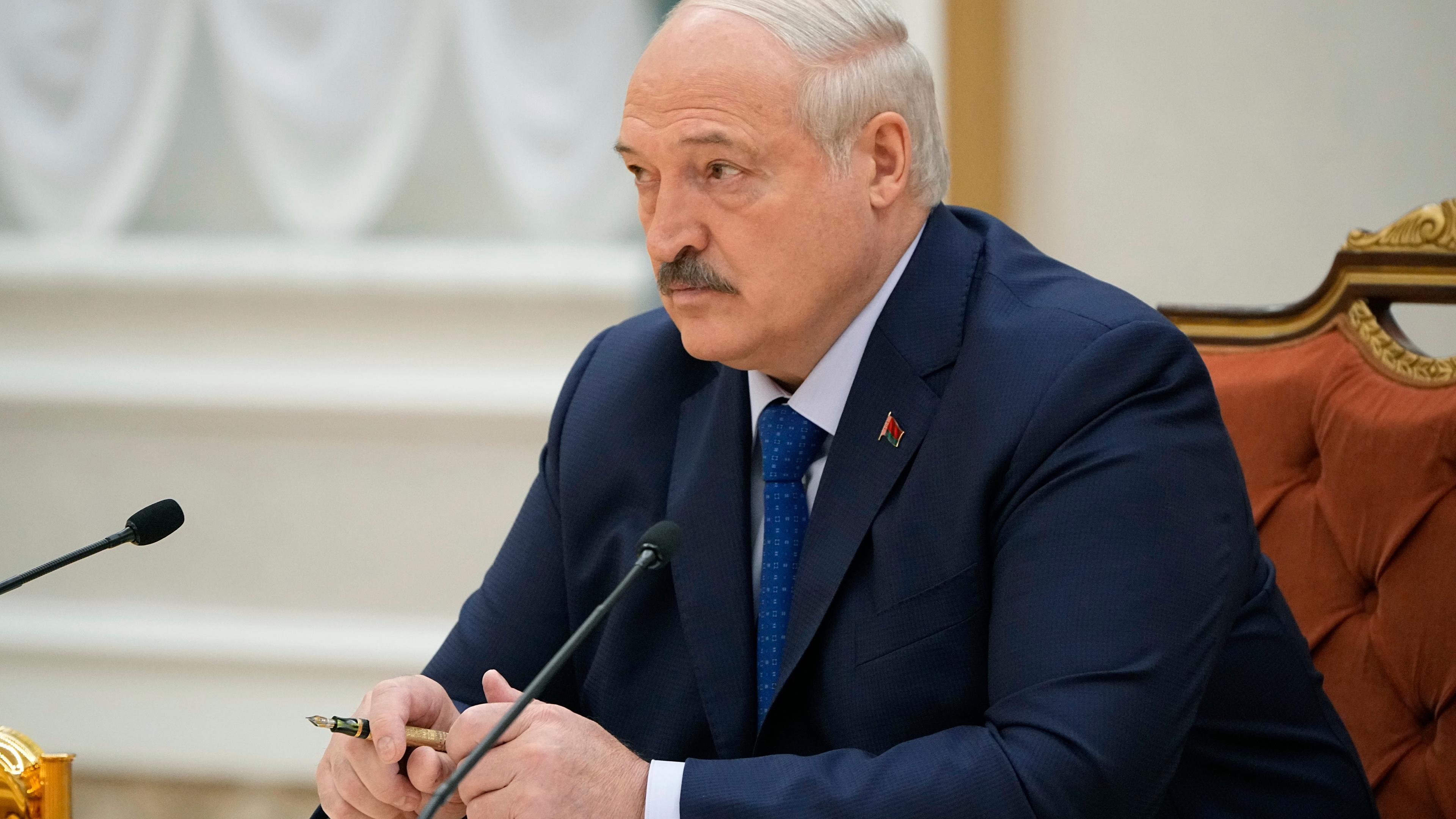 Alexander Lukaschenko, Präsident von Belarus, hört sich während seines Treffens mit ausländischen Korrespondenten die Frage eines Journalisten an.