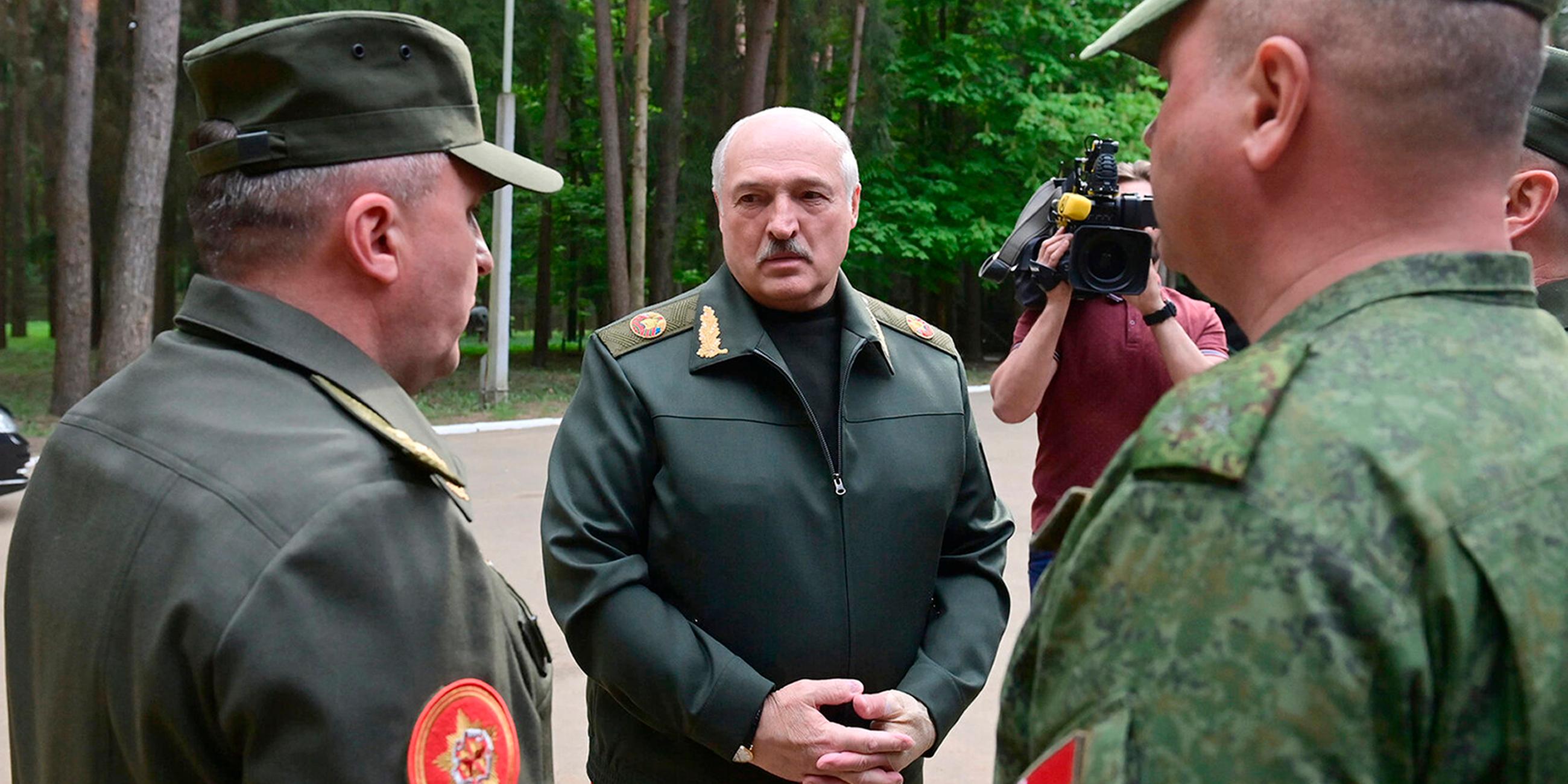 Alexander Lukaschenko im Gespräch mit Offizieren unter freiem Himmel