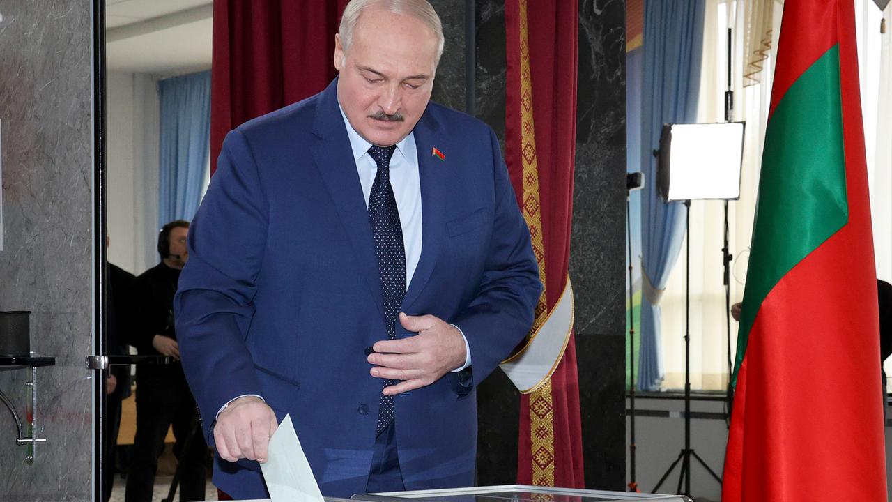 Belarus: Lukaschenko sichert sich längere Amtszeit