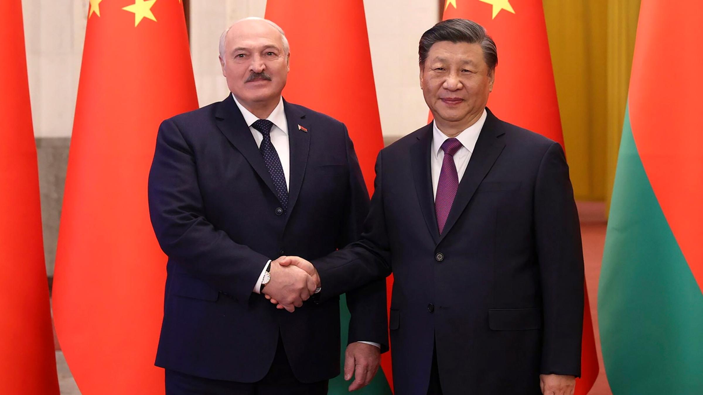 Der belarussische Präsident Lukaschenko schüttelt dem chinesischen Präsidenten Xi während eines Besuches in China die Hand.