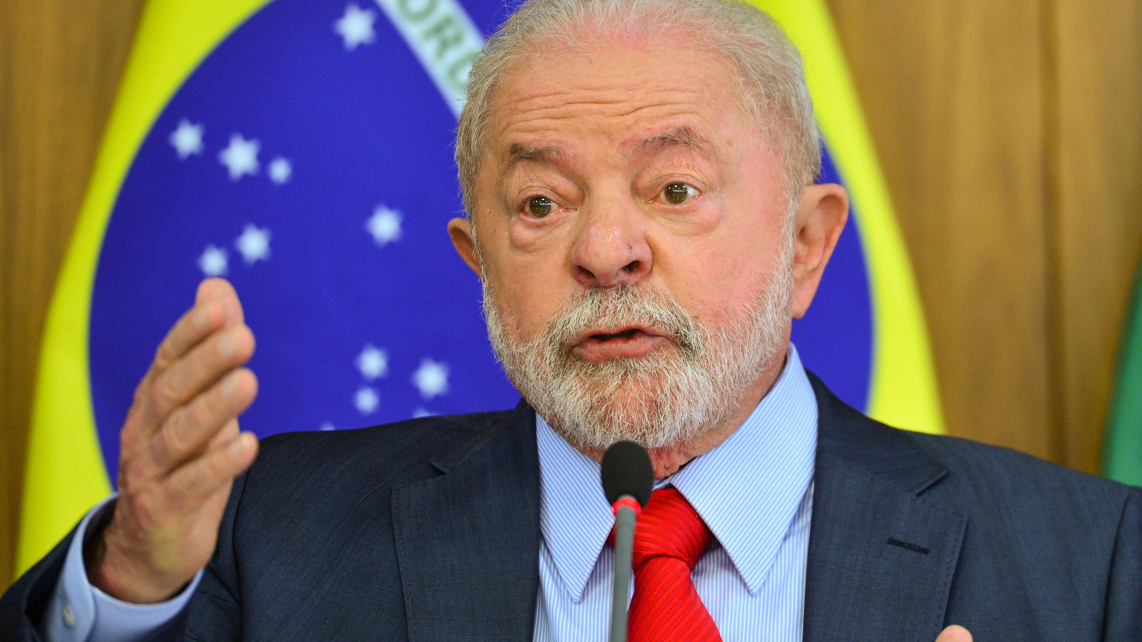 Das Bild zeigt Luiz Inacio Lula da Silva, Präsident von Brasilien, während er bei einem Treffen mit Journalisten im Planalto-Palast spricht.