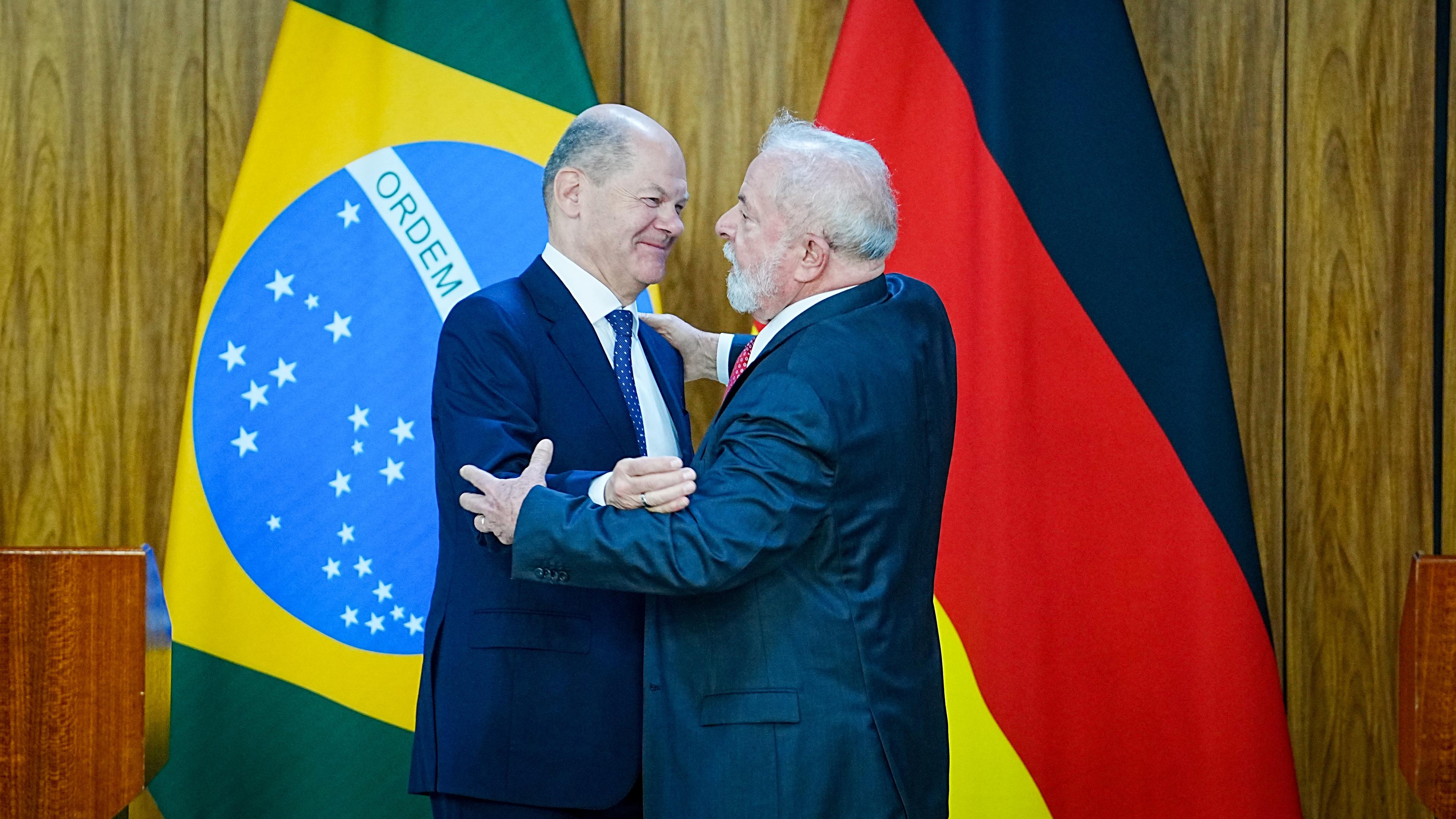 Bundeskanzler Olaf Scholz (l, SPD) und Luiz Inacio Lula da Silva, Präsident von Brasilien, umarmen sich nach der Pressekonferenz im Amtssitz des Präsidenten