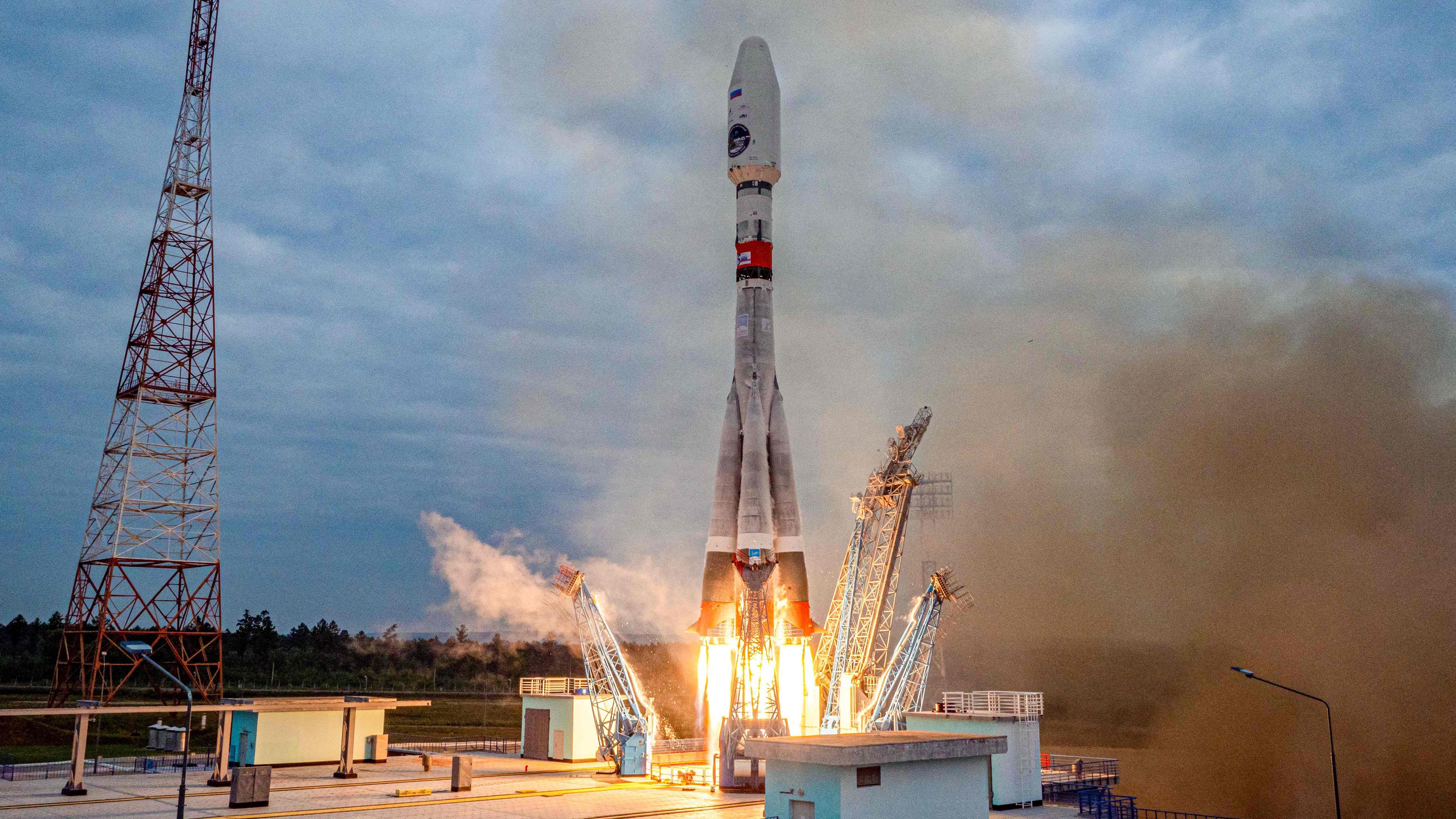 Raumsonde Luna-25 startet mit einer Trägerrakete vom Typ Sojus 2.1b ins All. 