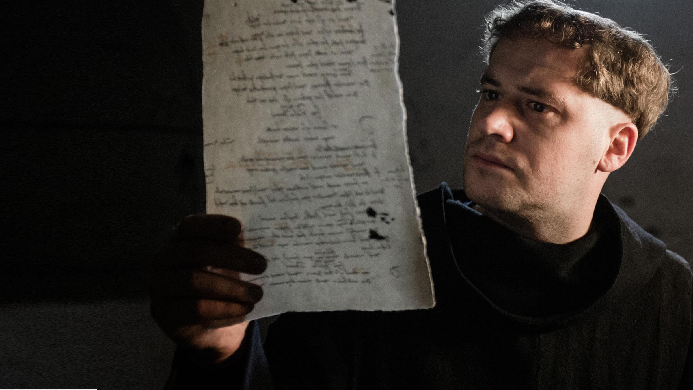 Spielszene: Der junge Martin Luther in seiner Studierstube