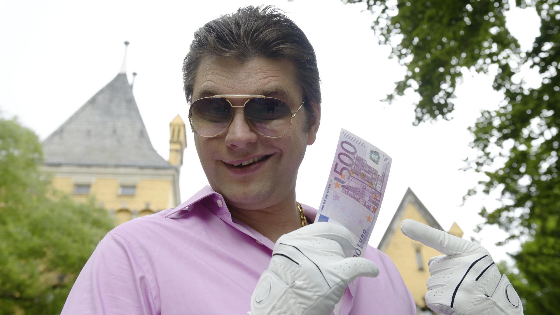 Lutz van der Horst spielt einen Millionär