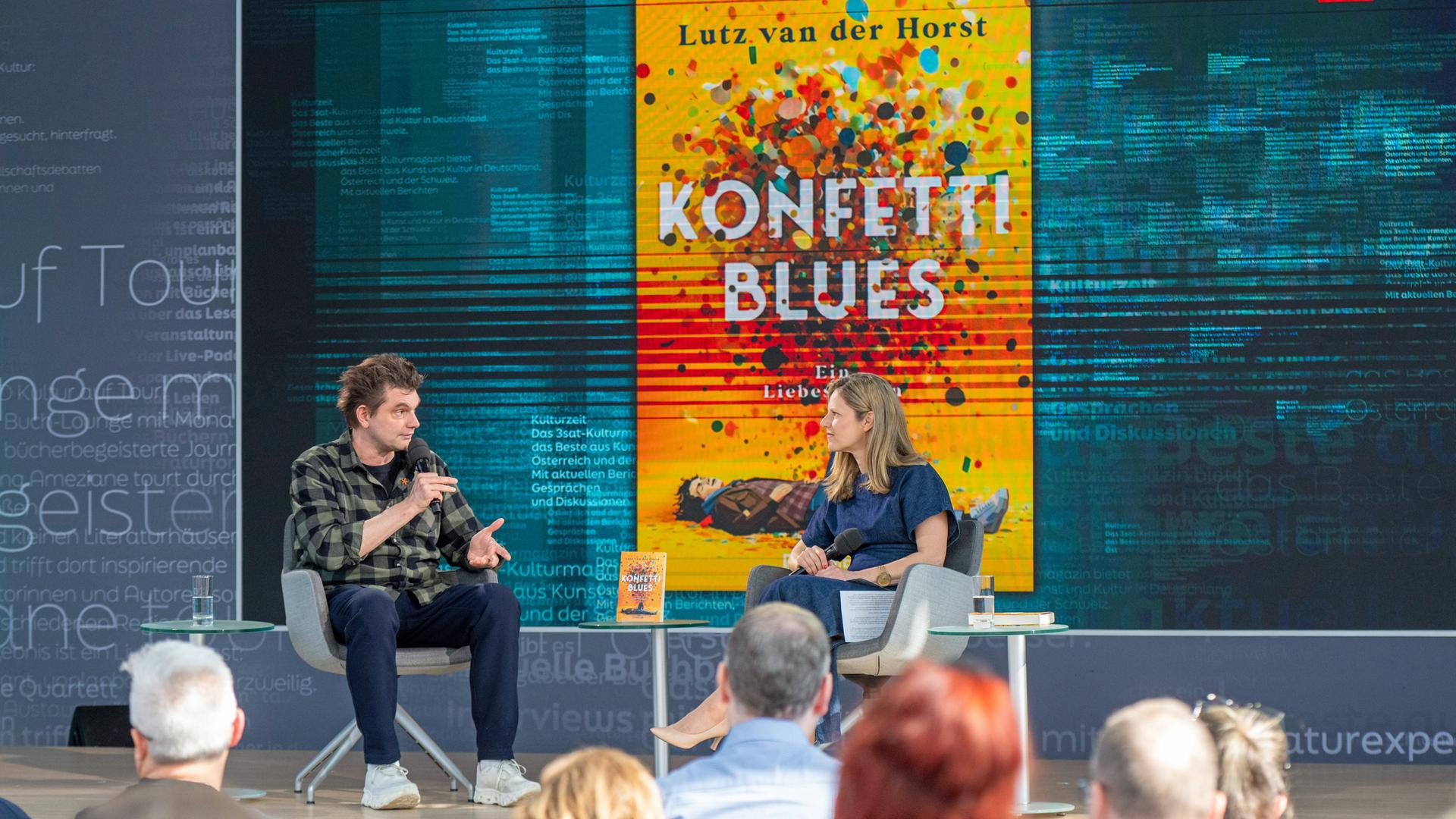Lutz van der Horst mit seinem Buch "Konfetti-Blues" auf der Literaturbühne von ARD, ZDF und 3sat in der Glashalle 