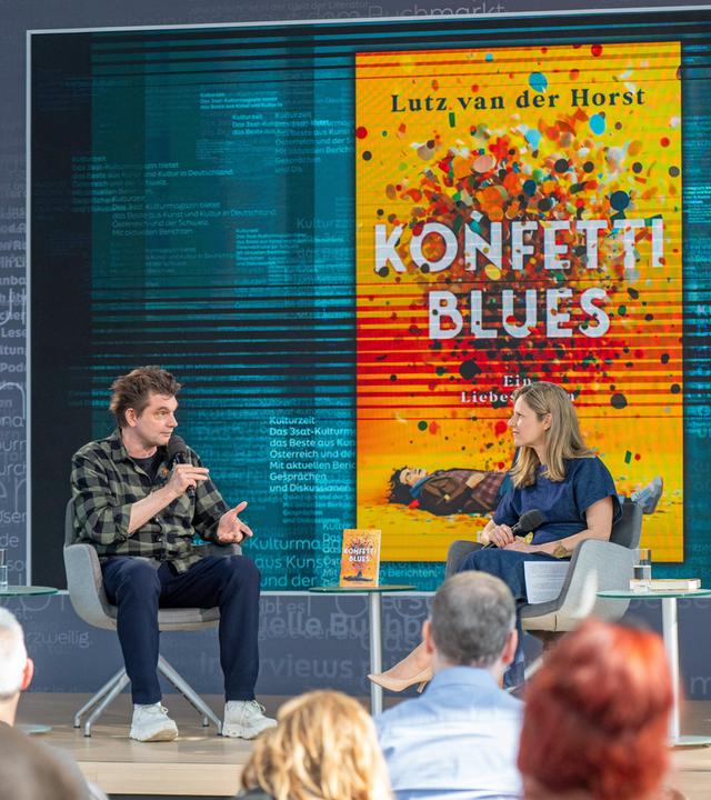 Lutz van der Horst mit seinem Buch "Konfetti-Blues" auf der Literaturbühne von ARD, ZDF und 3sat in der Glashalle 
