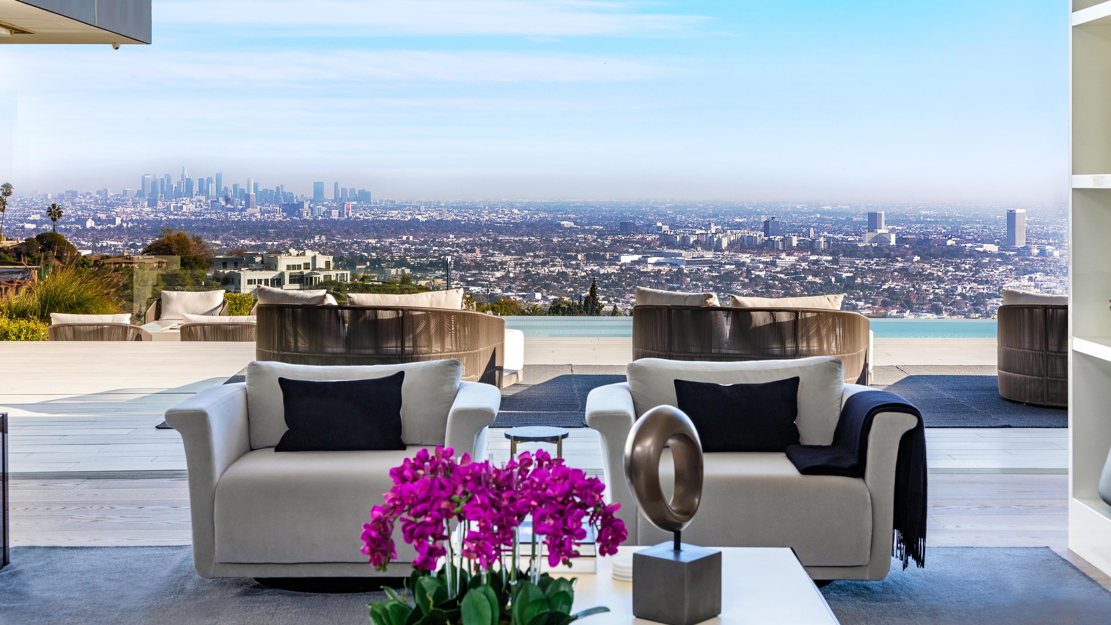 Der Ausblick von der Terrasse einer Luxusvilla in Los Angeles.